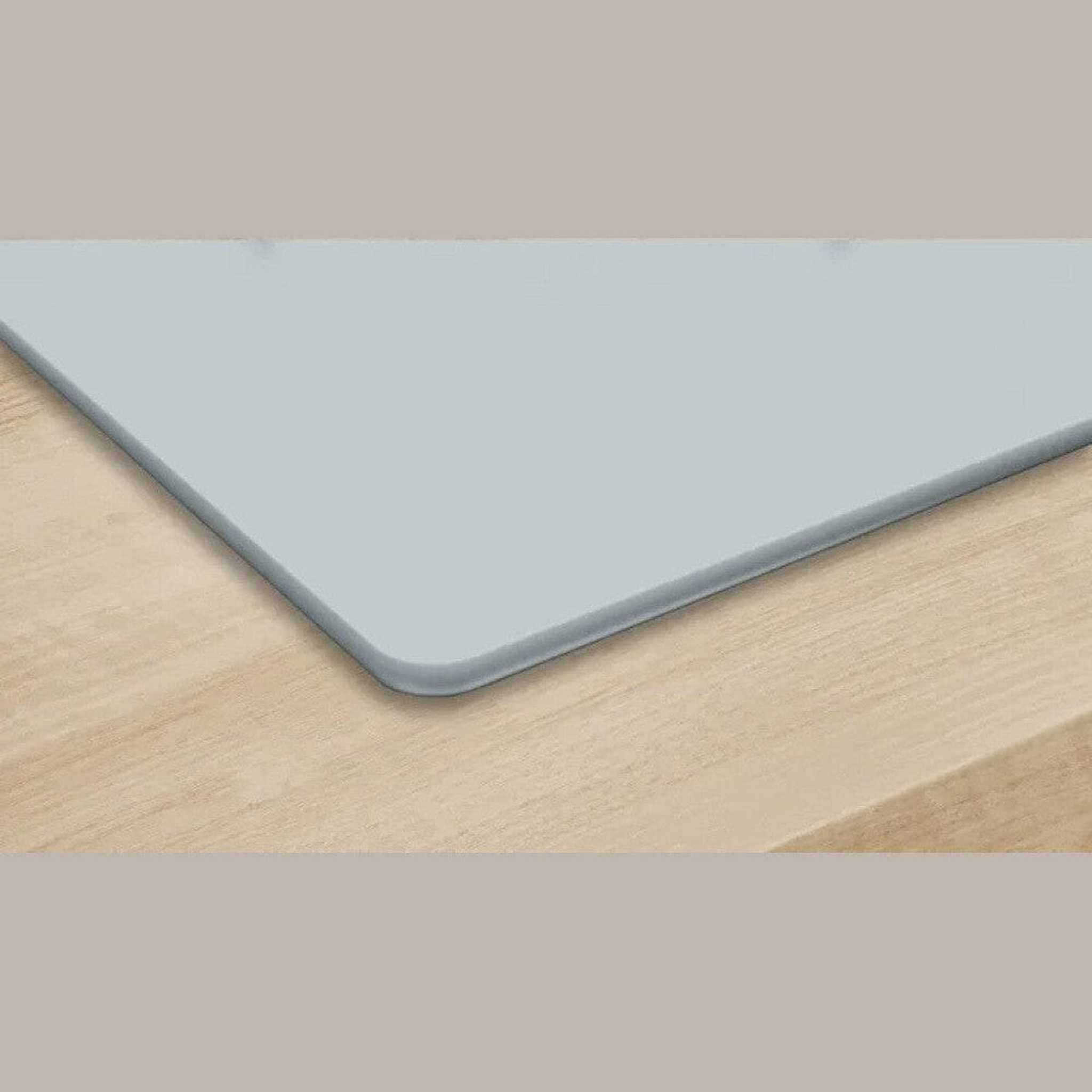 Jasnoniebieski prostokąt na jasnobrązowej drewnianej powierzchni, z jasnobrązowym tłem.