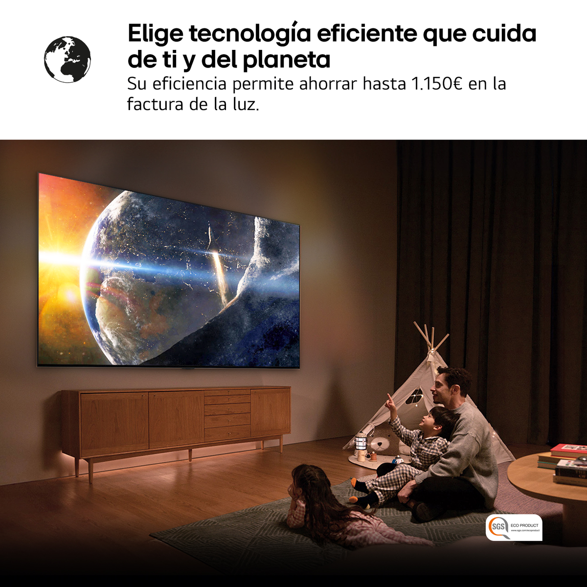 Una famiglia guarda una grande TV che mostra la Terra. Un teepee e un mobile in legno sono nella stanza. Una ragazza è sdraiata su un tappeto.