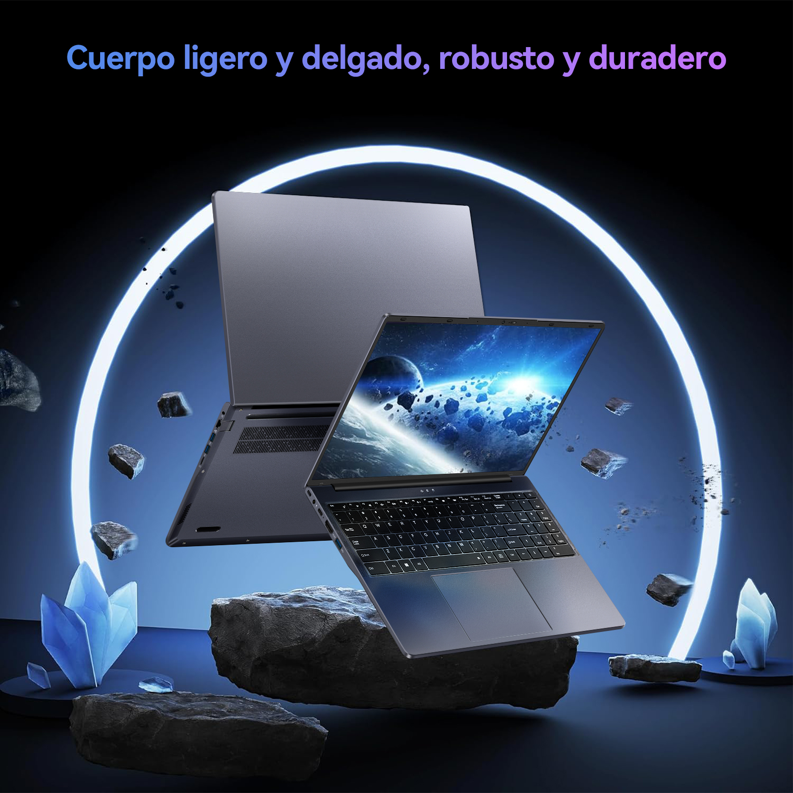 Dos portátiles con pantallas abiertas, flotando, rodeados de rocas y luz azul. Las pantallas muestran escenas espaciales.
