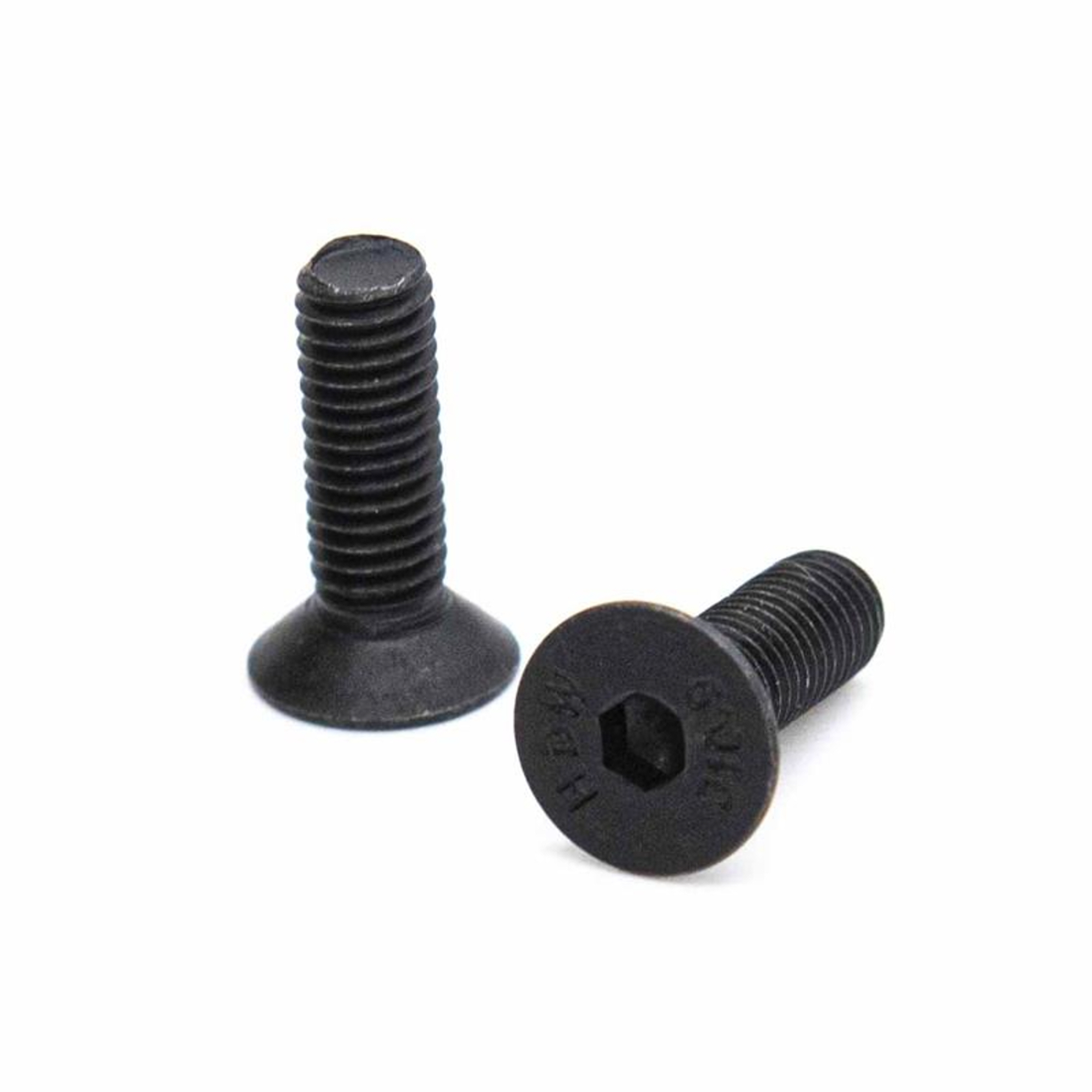Dos tornillos negros sobre fondo blanco. Un tornillo está de pie, el otro está tumbado. Ambos tienen cabeza hexagonal.