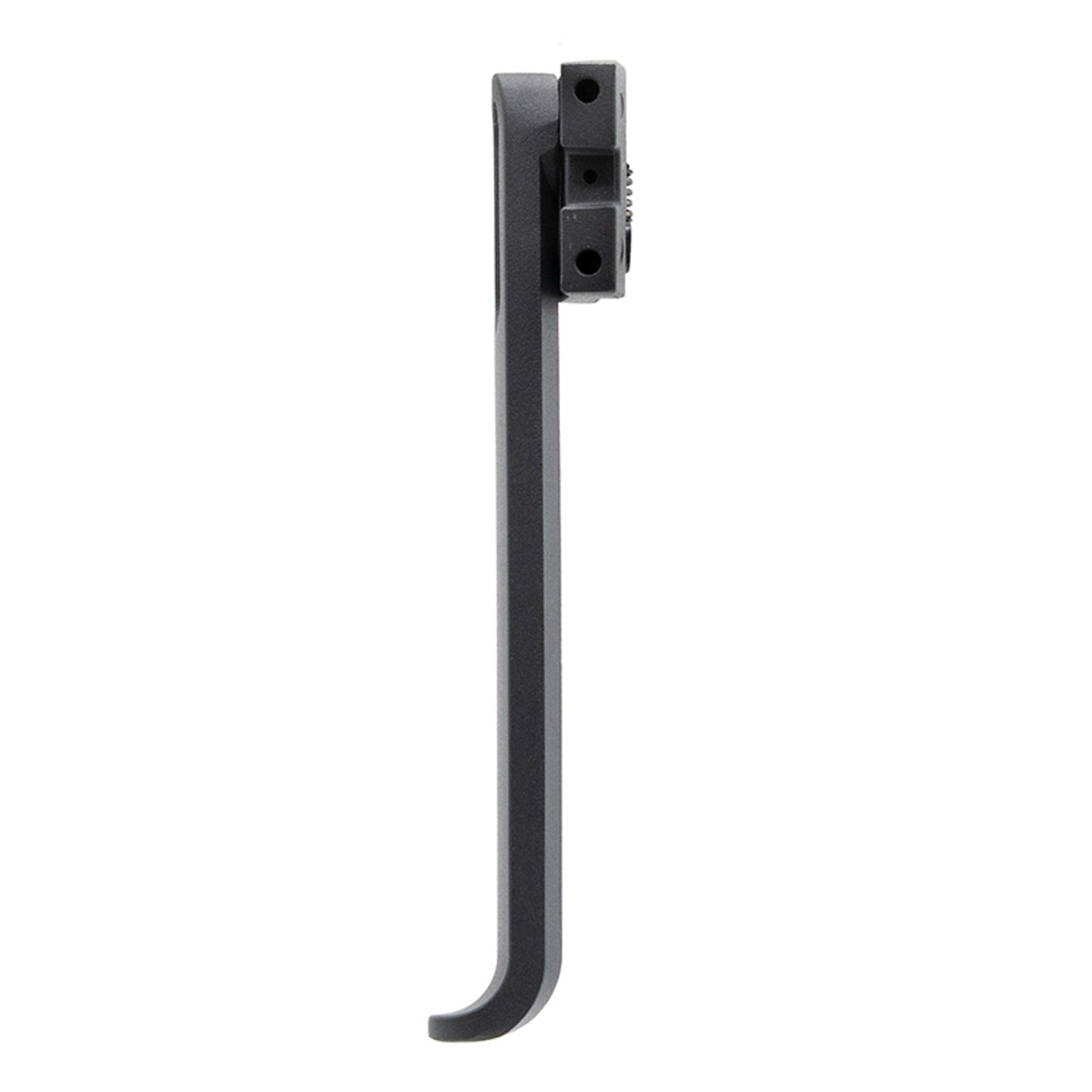 Un objeto de metal gris oscuro con una parte superior rectangular y un brazo largo y curvado, sobre fondo blanco.