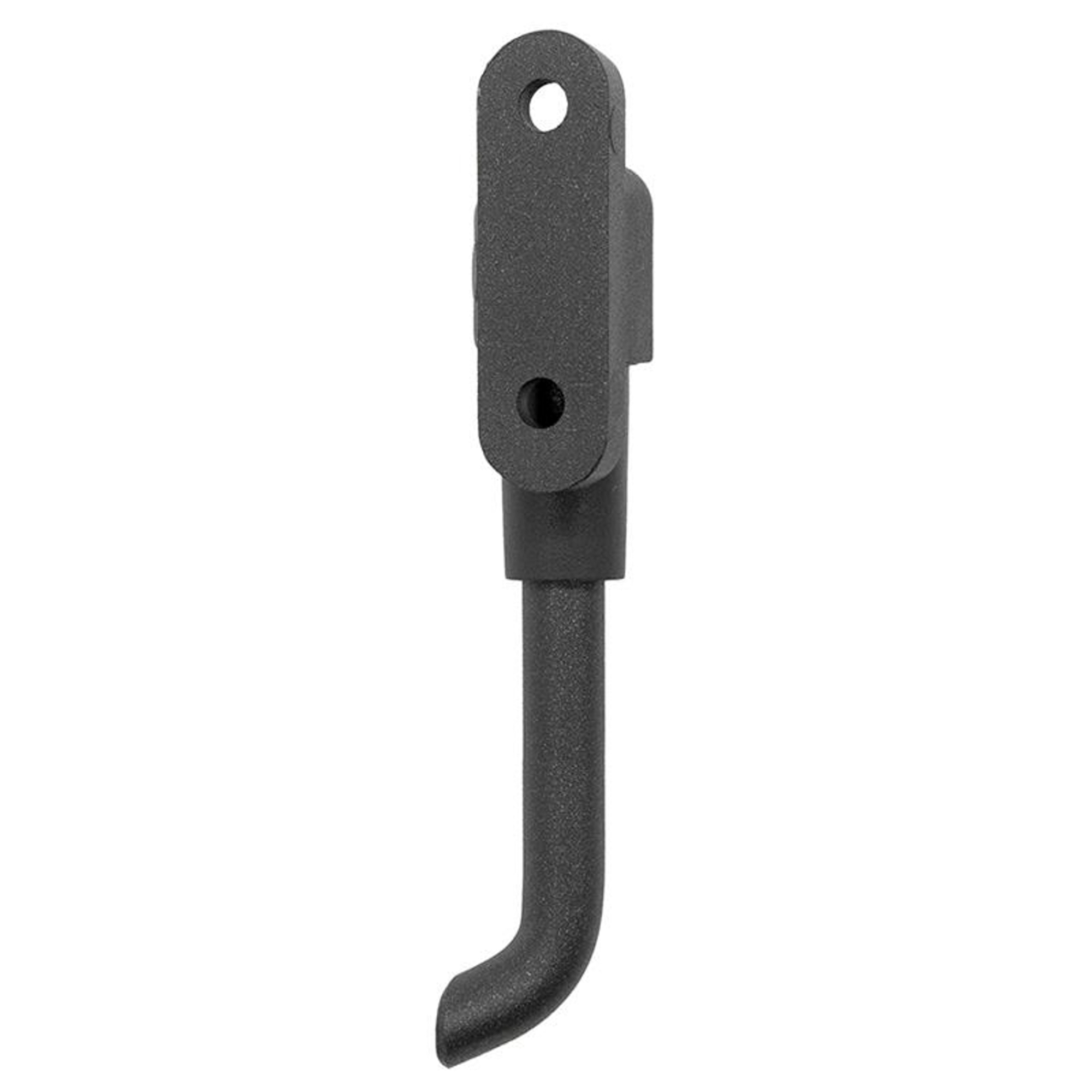 Un soporte de metal oscuro con una base curvada. Tiene dos agujeros y una extensión curva en forma de gancho.