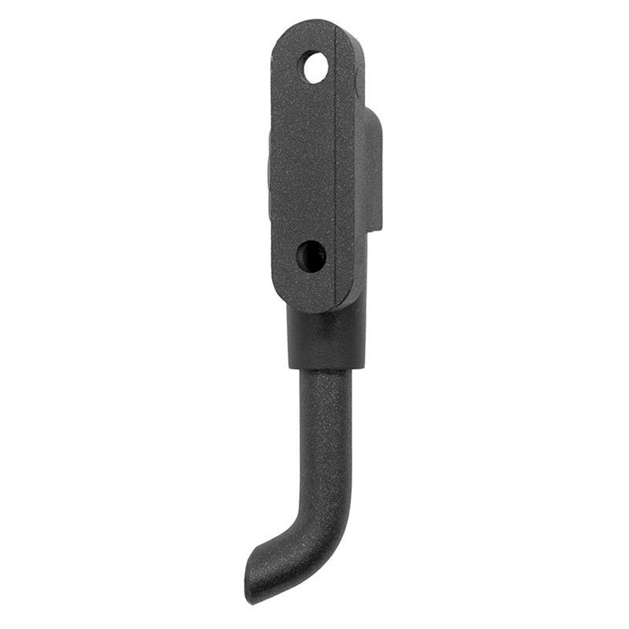 Un soporte metálico negro con un gancho curvado. Tiene orificios de montaje y una superficie texturizada, sobre un fondo blanco.