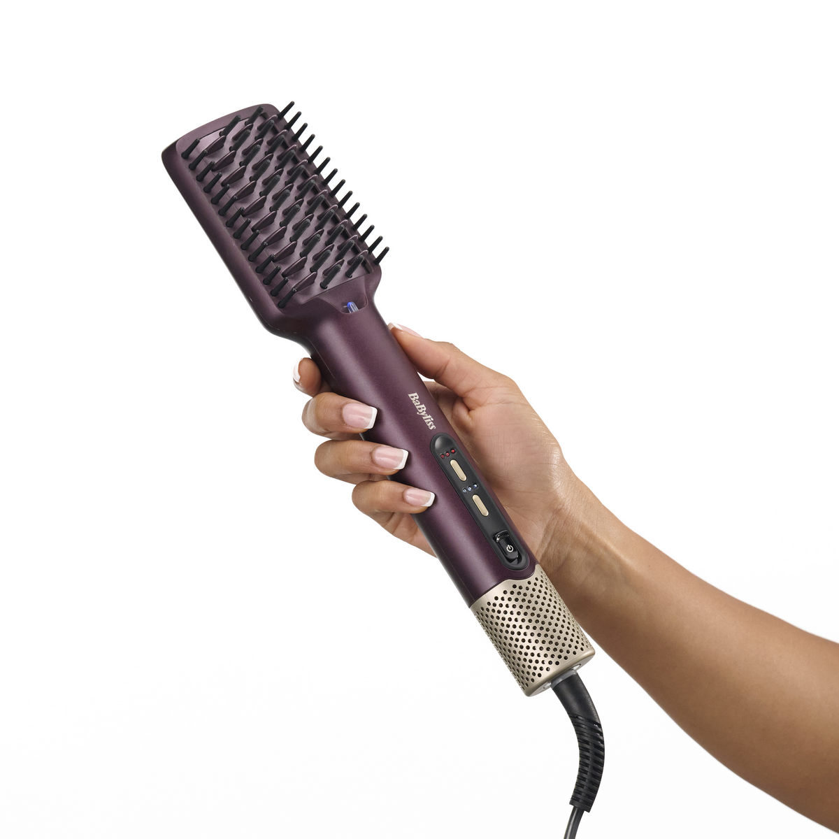 Eine Hand hält eine violette BaByliss Haarglättungsbürste. Die Bürste hat schwarze Borsten, Knöpfe und einen goldenen Mesh-Sockel. Weißer Hintergrund.