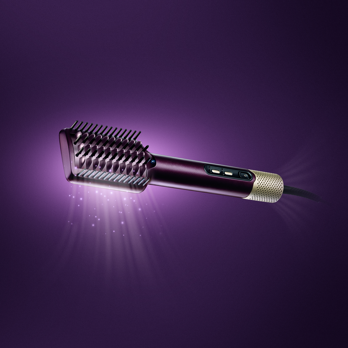 Eine lila Haarglättungsbürste auf lila Hintergrund. Sie hat Borsten, einen Griff und ein goldfarbenes Ende. Lichtstrahlen leuchten davon.