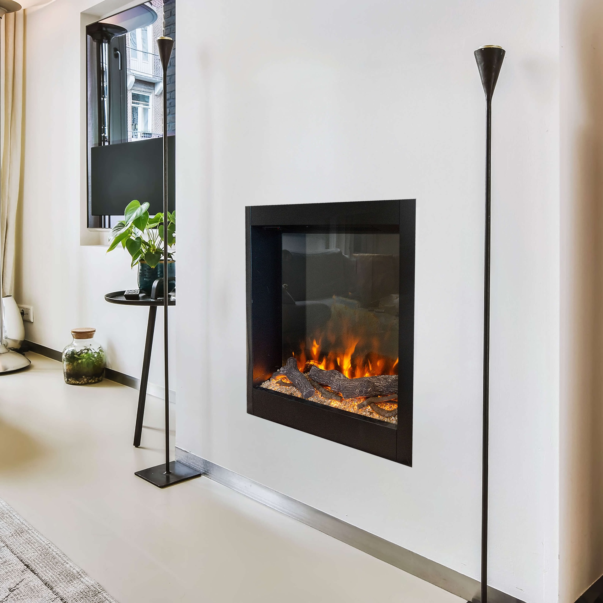 Moderne woonkamer met een open haard, planten en hoge lampen. De haard heeft vuurachtige lichten.
