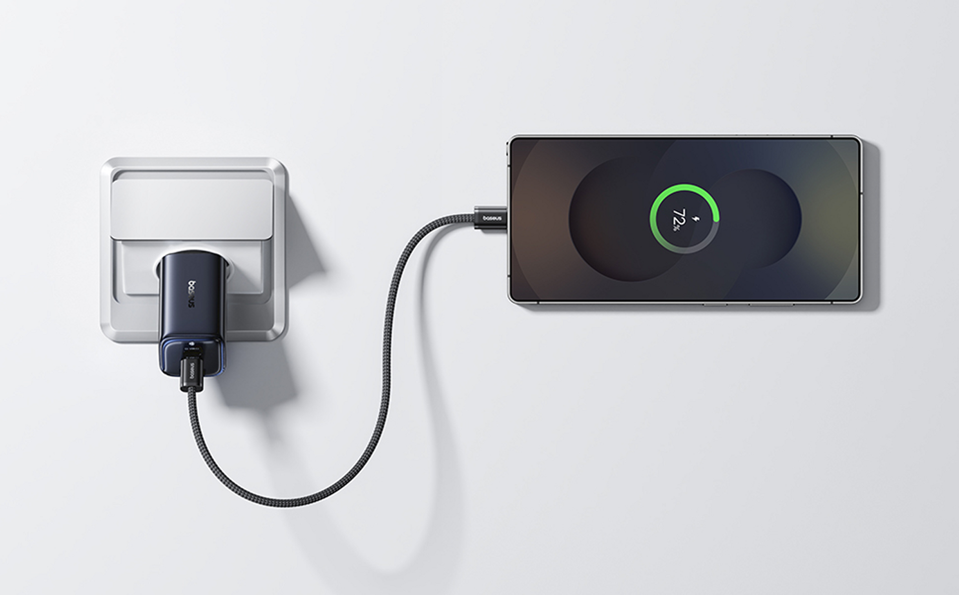 Een telefoon wordt opgeladen met 72% batterij. Een oplader is in de muur gestoken. Een kabel verbindt de telefoon en de oplader.