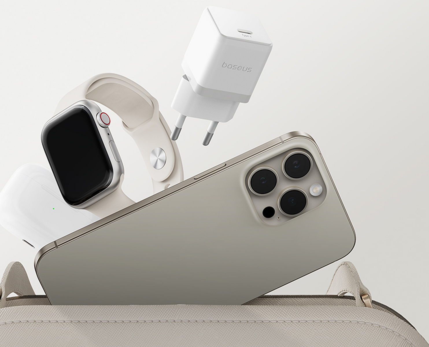 Un telefono, un orologio, auricolari e un caricabatterie sono in una borsa. Tutti gli oggetti sono di colore chiaro.
