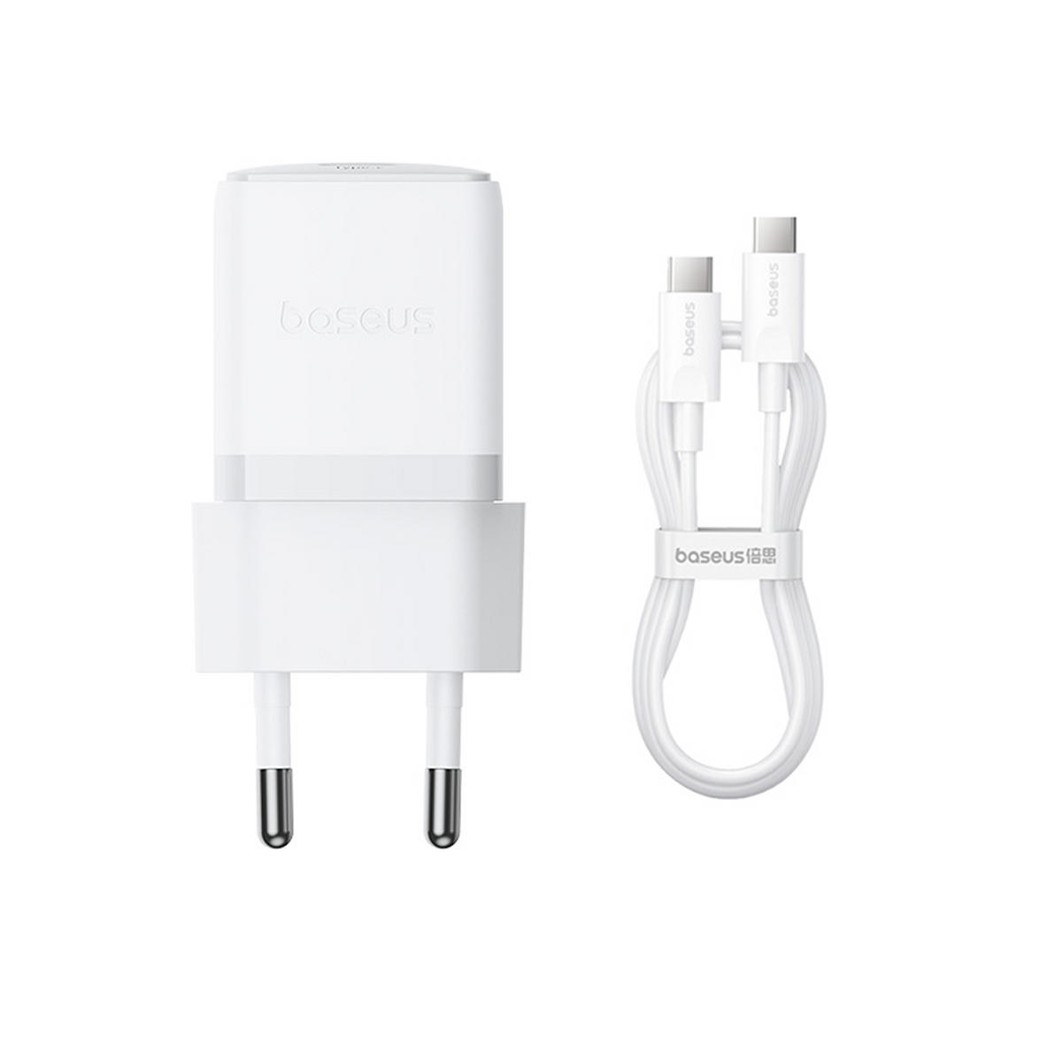 Un caricatore Baseus bianco e un cavo USB-C su sfondo bianco. Il caricatore ha due spine e il cavo è ad anello.