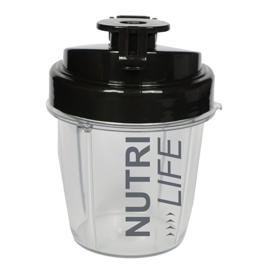 Un vaso de licuadora de plástico transparente con tapa negra. La taza tiene las palabras 'NUTRI LIFE' en gris.
