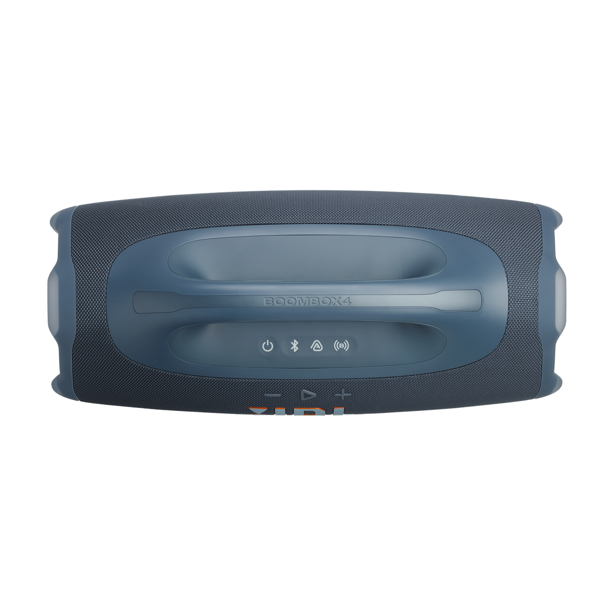 Un altoparlante JBL Boombox 4 blu scuro. Ha una maniglia, pulsanti di controllo e il logo JBL. Su sfondo nero.