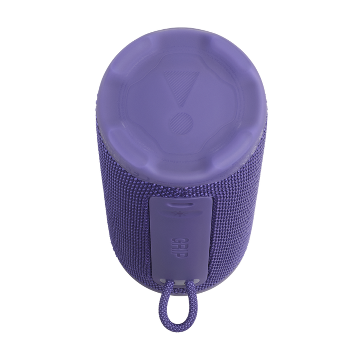 Ein lila JBL-Lautsprecher. Er hat einen Stoffkörper und eine glatte Oberseite mit einem Ausrufezeichen-Logo. Ein 'Griff'-Clip ist sichtbar.