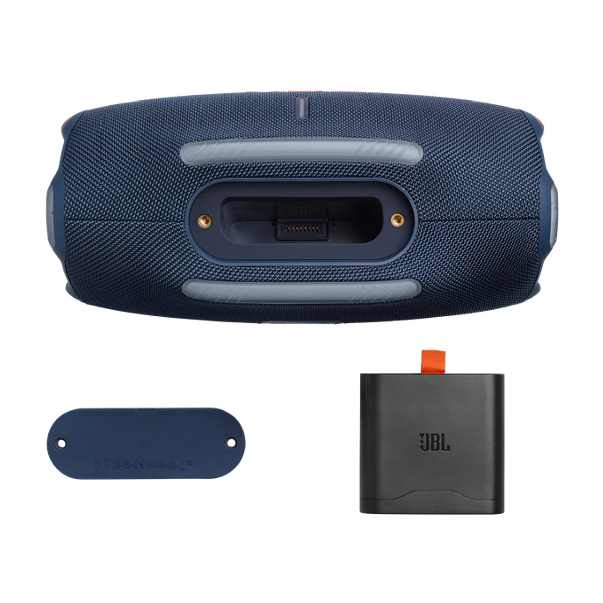Un altoparlante JBL blu con una porta di ricarica, un piccolo dispositivo blu e un caricatore nero con un accento arancione su sfondo nero.