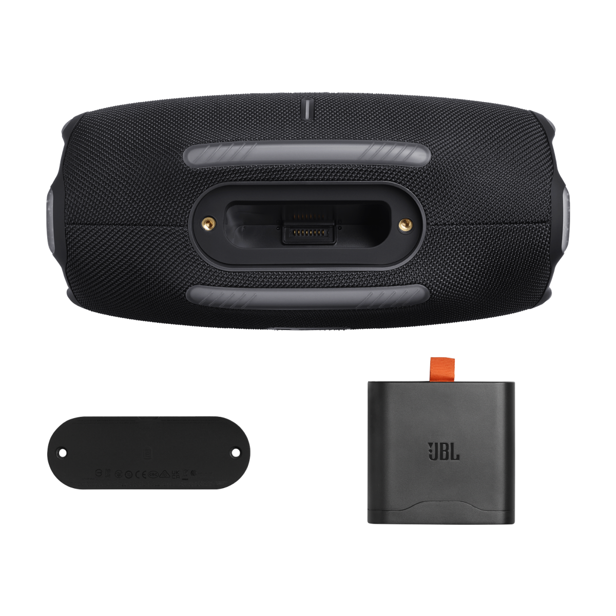 Ein schwarzer JBL-Lautsprecher, eine Ladestation und ein Akku. Der Lautsprecher hat einen Ladeanschluss. Der Pack hat eine orangefarbene Lasche. Schwarzer Hintergrund.