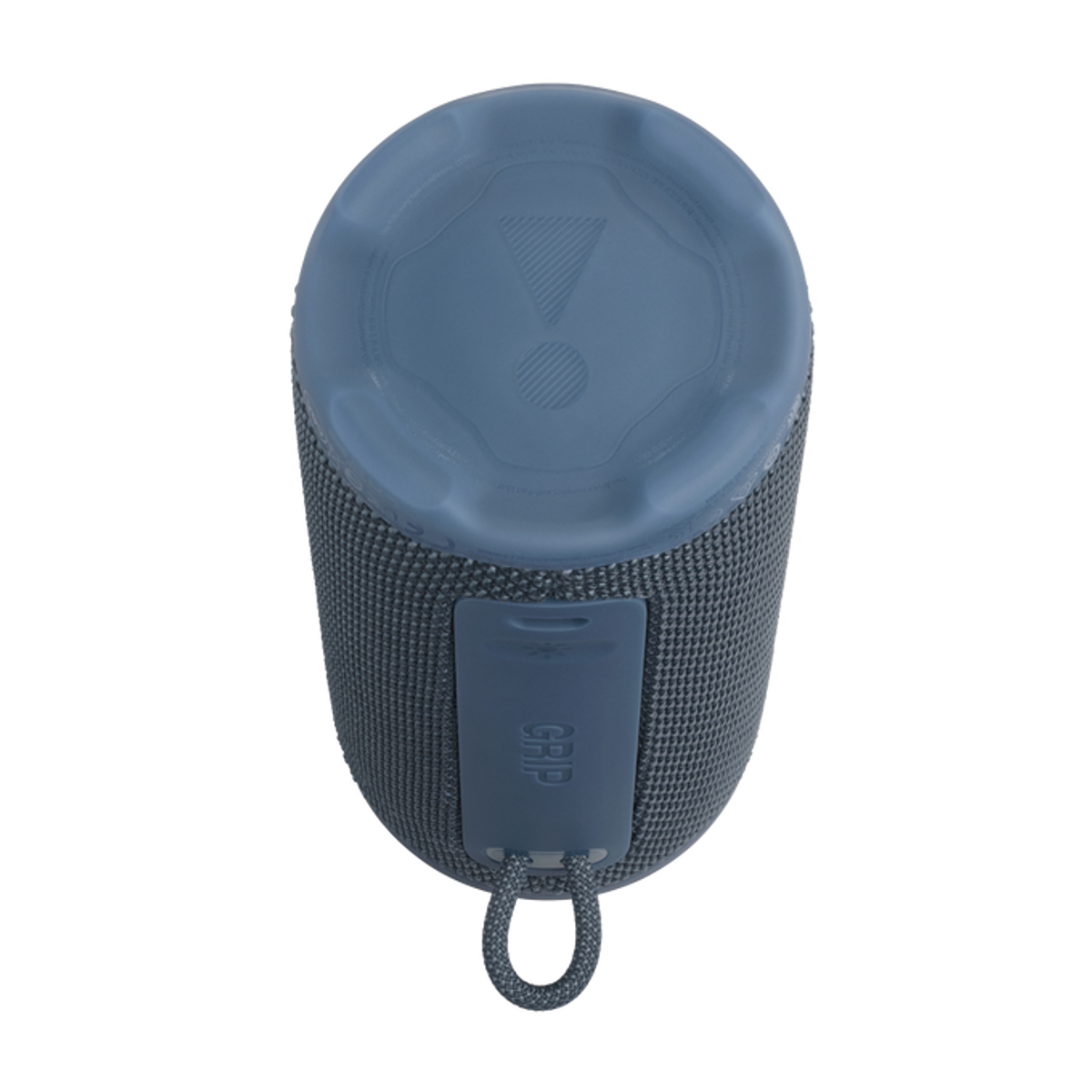 Ein blauer JBL-Lautsprecher mit Stoffkörper und blauem Deckel. Ein blauer Griff ist sichtbar, mit einer Schlaufe für einen Riemen. Der Hintergrund ist schwarz.
