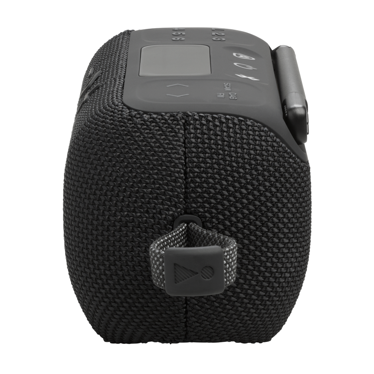 Altoparlante portatile nero con trama in tessuto. Pulsanti, display e anello per il trasporto. Logo JBL visibile.