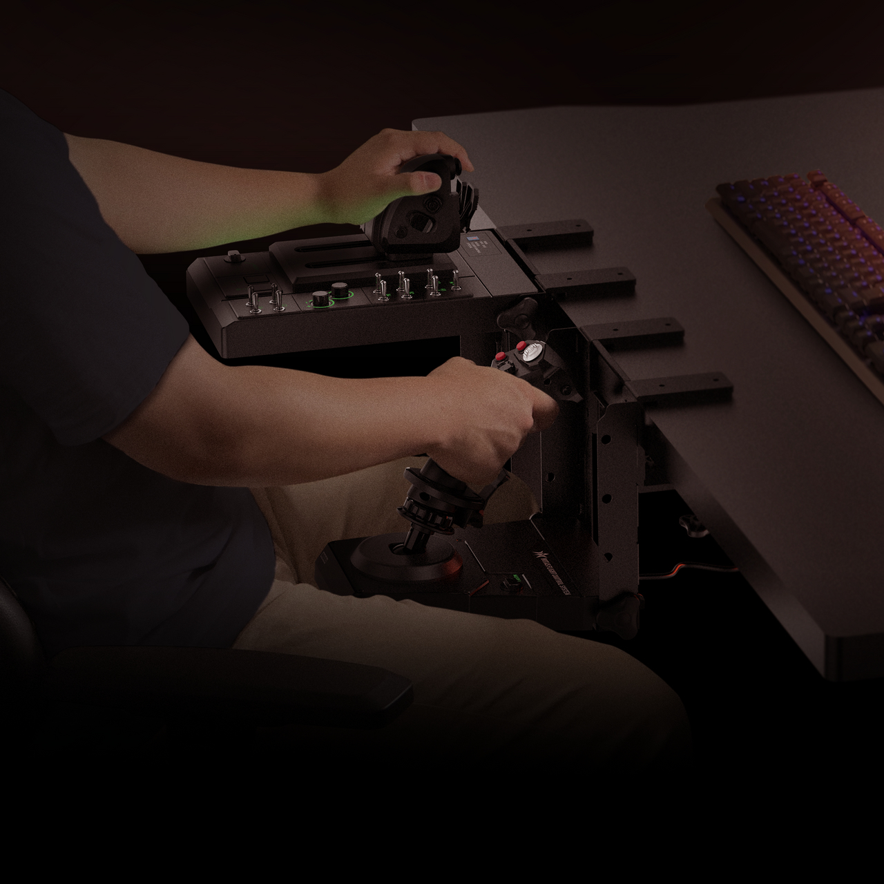 Eine Person benutzt einen Flugsimulator-Joystick und -Bedienelemente. Die Szene ist dunkel, im Hintergrund ist eine Tastatur zu sehen.