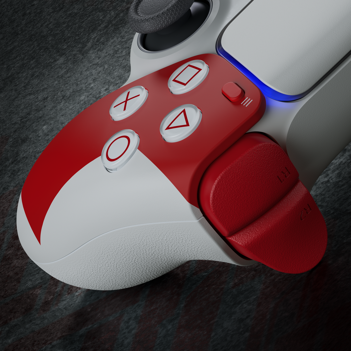 Nahaufnahme eines weiß-roten Gamecontrollers mit Aktionstasten und Triggern, vor einem dunklen, strukturierten Hintergrund.