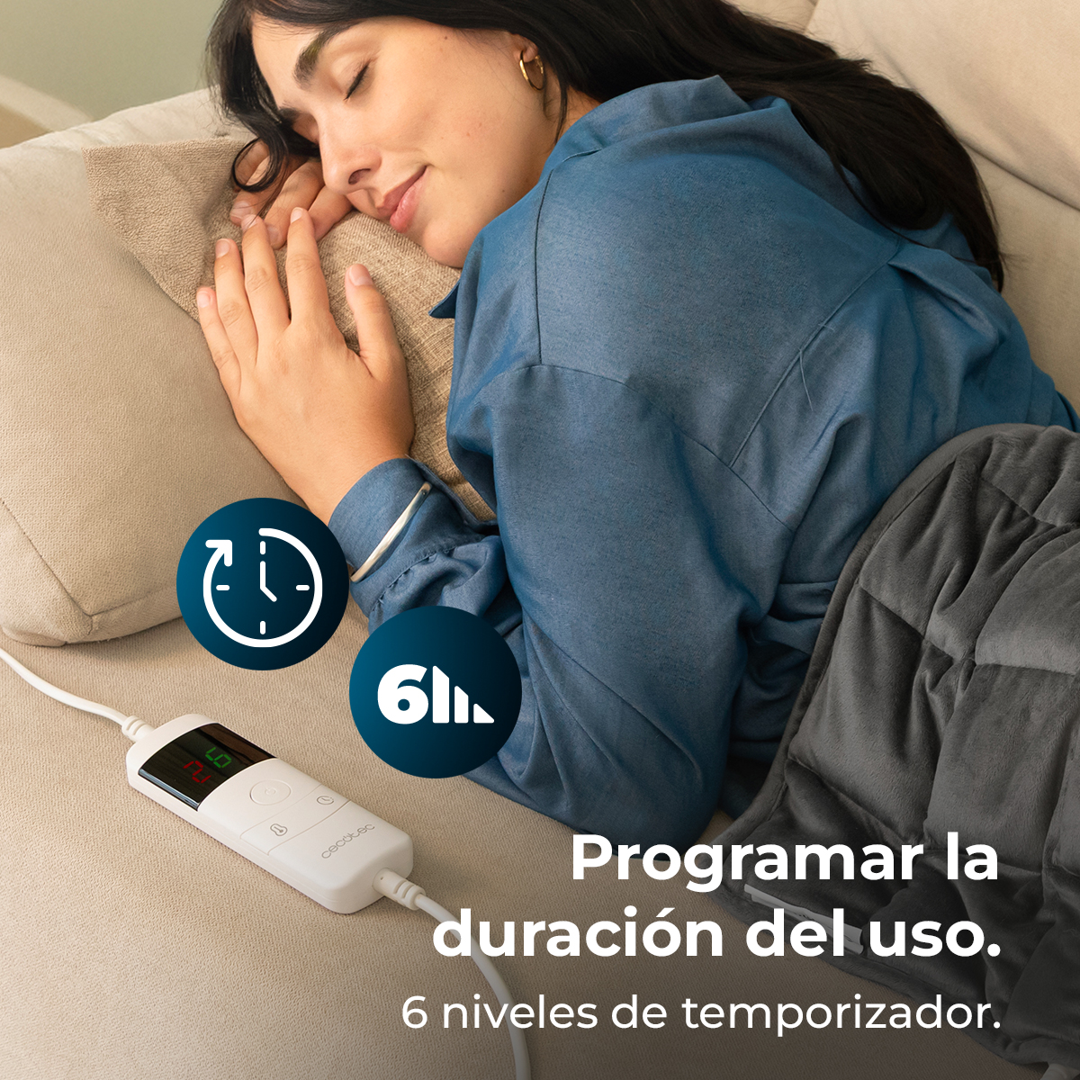 Una donna dorme sotto una coperta grigia. Sono visibili un pannello di controllo e icone del timer, con testo in spagnolo che promuove le impostazioni del timer.