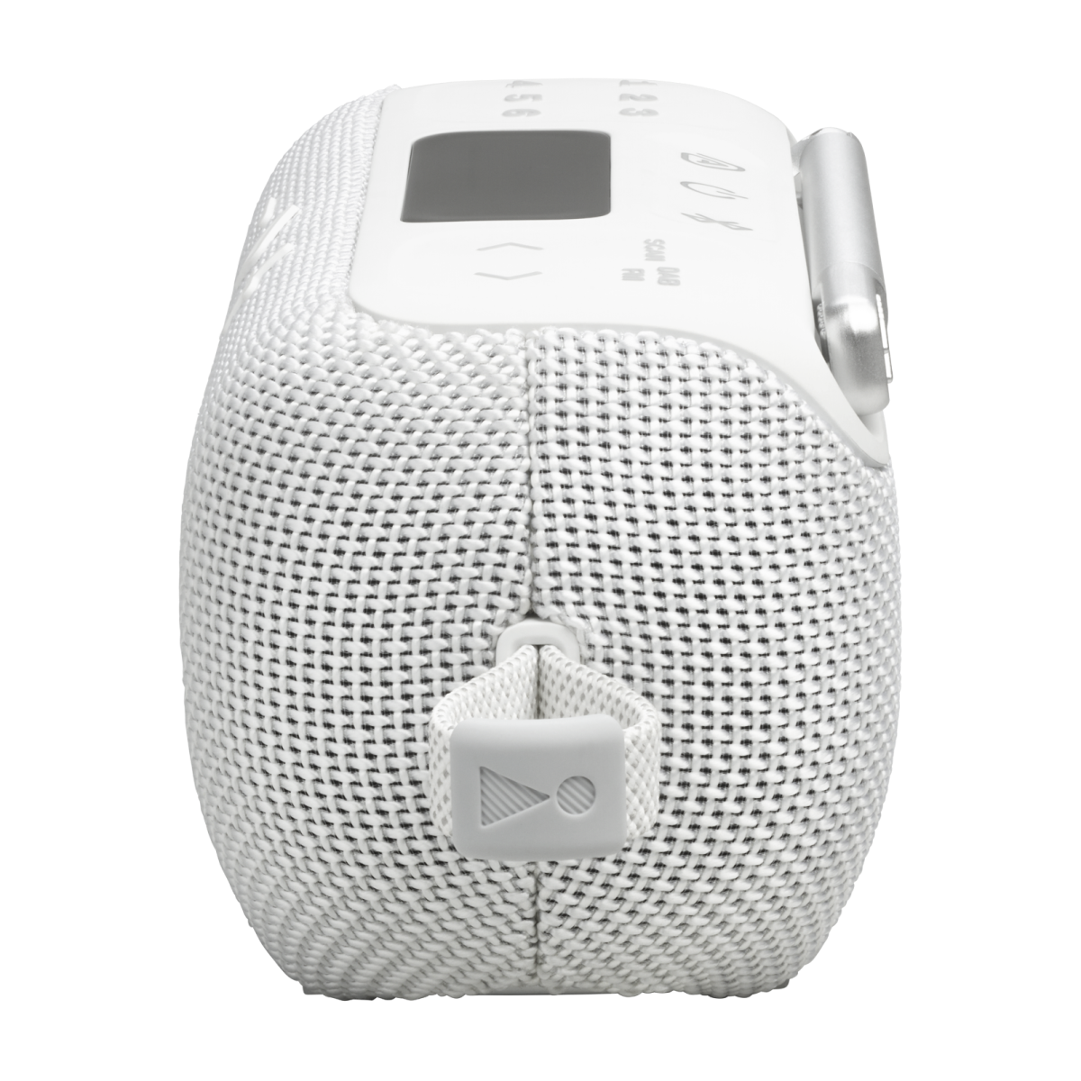 Altavoz portátil blanco con exterior de malla de tela. Tiene botones, una pantalla y un asa. El logotipo de JBL es visible.
