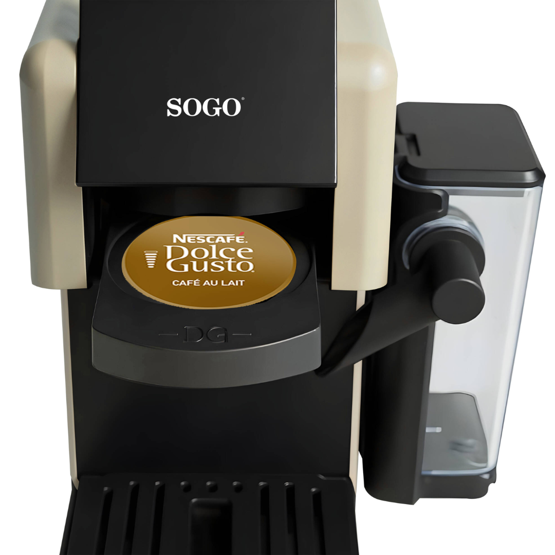Una macchina da caffè SOGO con capsula Dolce Gusto. Ha un serbatoio dell'acqua e un design nero e beige. La capsula dice 'Café au Lait'.