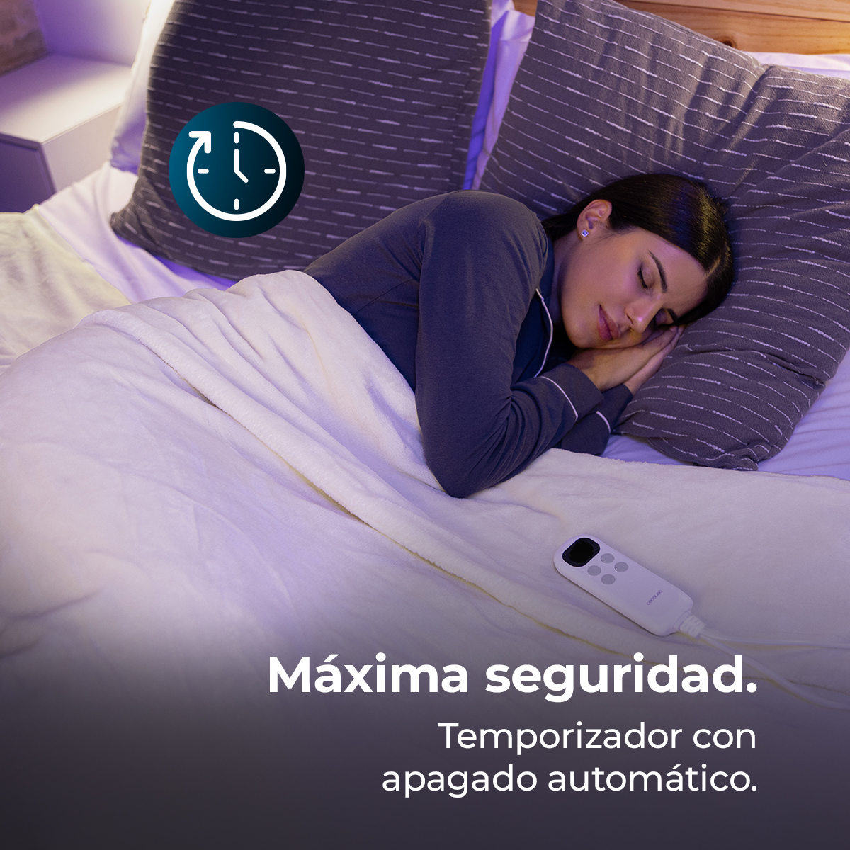 Una donna dorme a letto sotto una coperta bianca. Un'icona dell'orologio è in alto a sinistra. Un telecomando è sulla coperta.