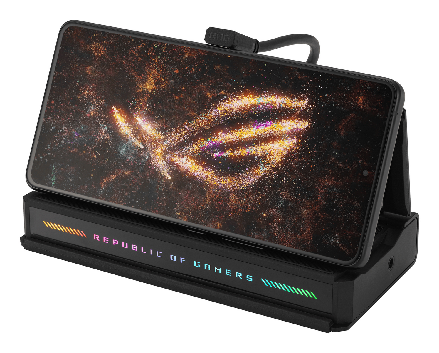 Un telefono su una base di ricarica. Il telefono mostra un design galattico. Sulla base c'è scritto Republic of Gamers e il logo ROG.