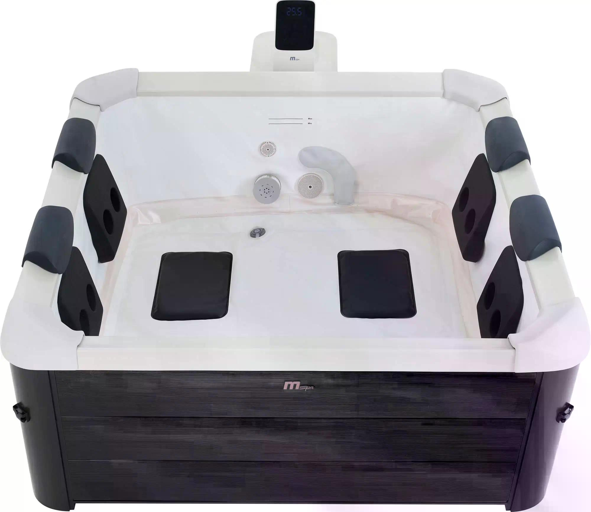 Ein weißer und schwarzer Whirlpool. Es hat ein digitales Display, Düsen, Kissen und ein Holz-Look-Außen.