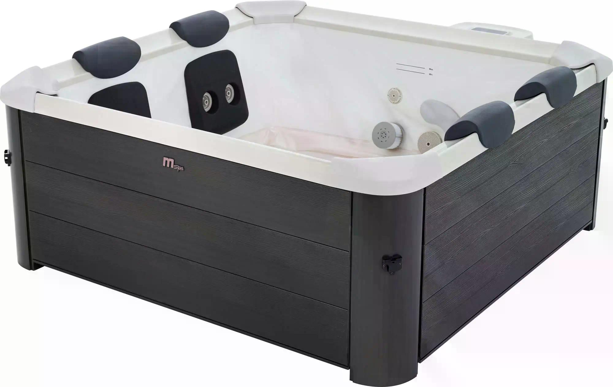 Ein quadratischer Whirlpool mit dunkelgrauen Holzpaneelen. Innen sind weiße und graue Komponenten sichtbar. Schwarze Kopfstützen sind am Rand platziert.