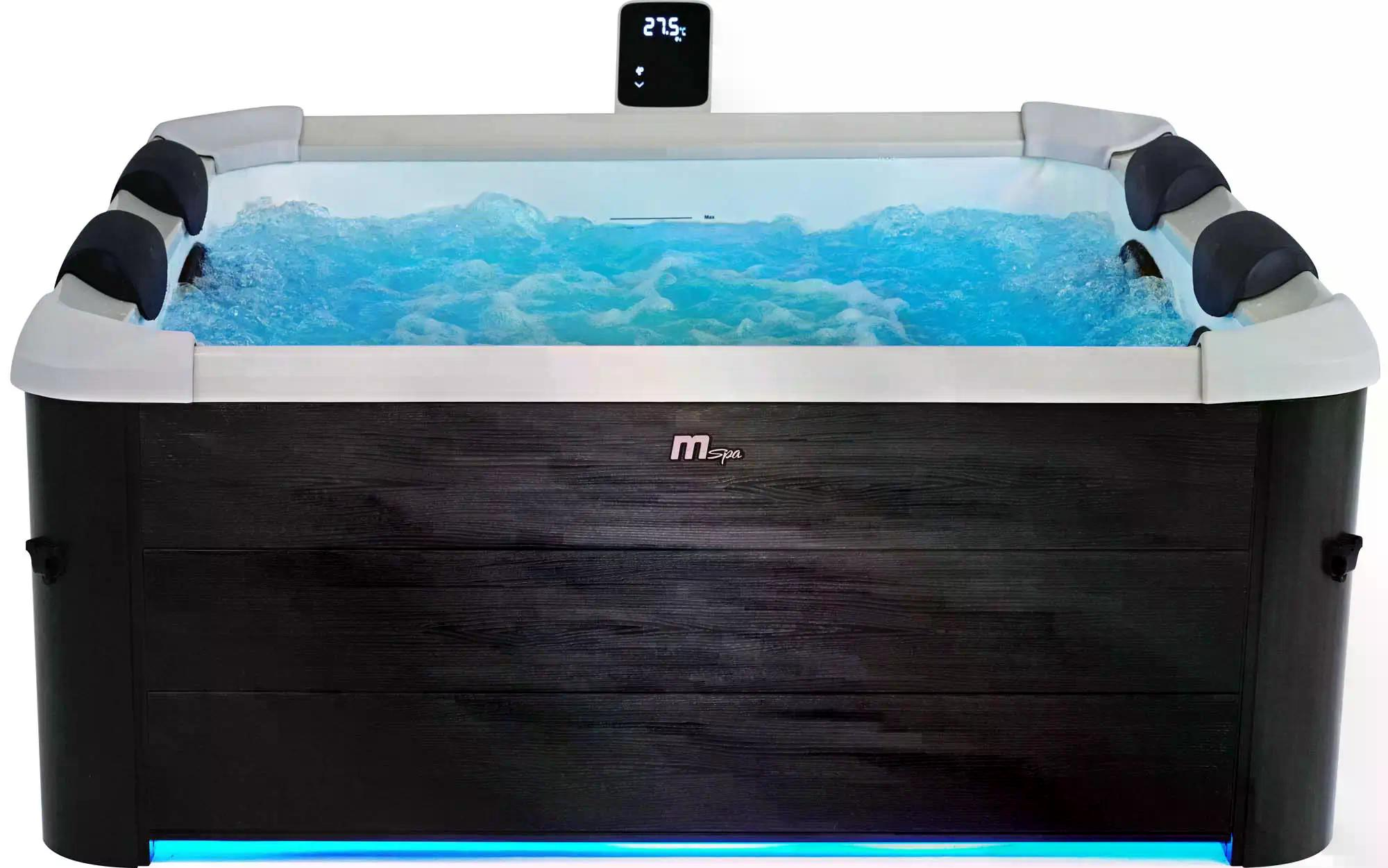 Ein rechteckiger Whirlpool mit blauem Wasser und Blasen. Er hat eine schwarze Holzaußenseite, weiße Verkleidung und eine Temperaturanzeige.