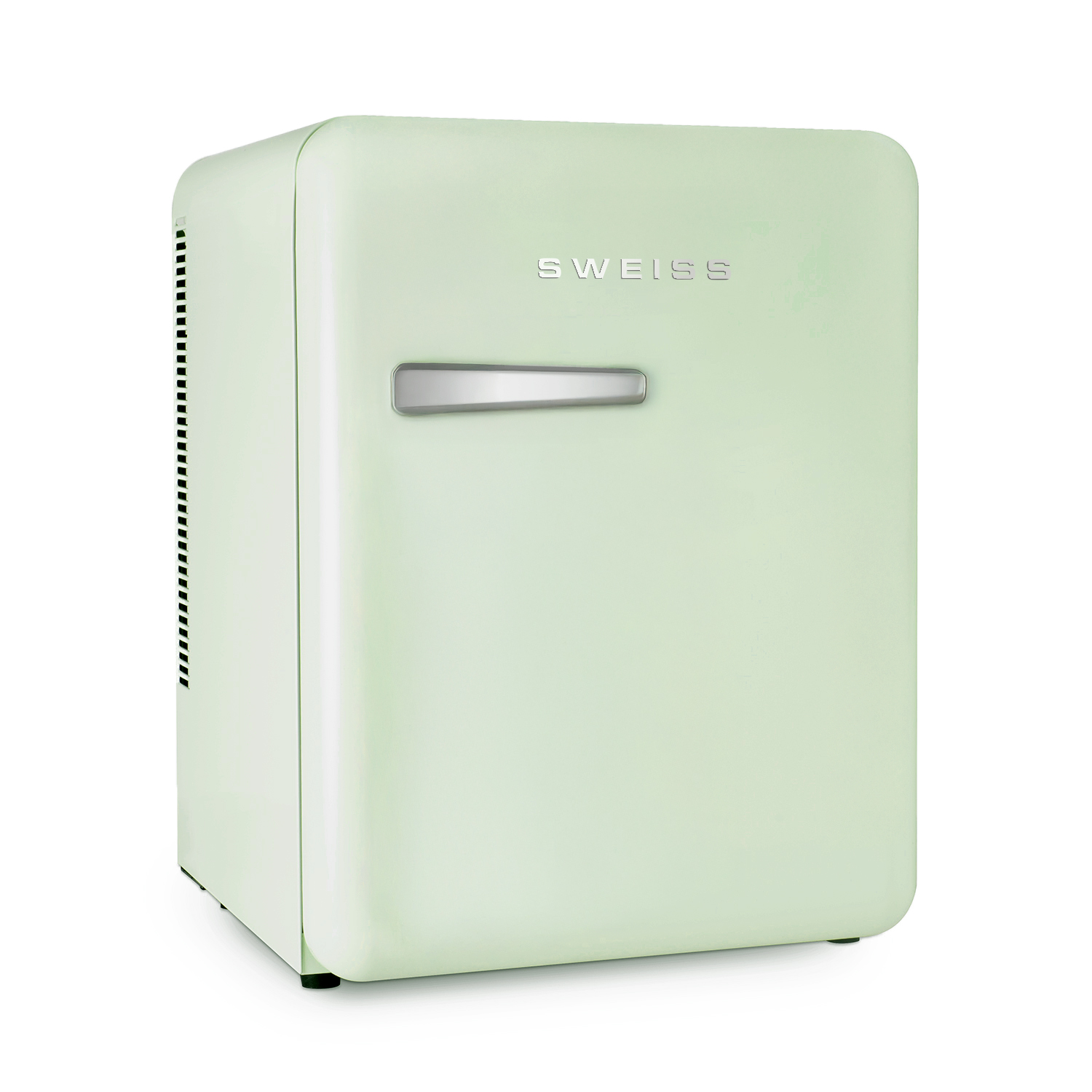 Ein mintgrüner Minikühlschrank. Er hat einen Griff und das Wort 'SWEISS' auf der Vorderseite. Er ist auf weißem Hintergrund isoliert.