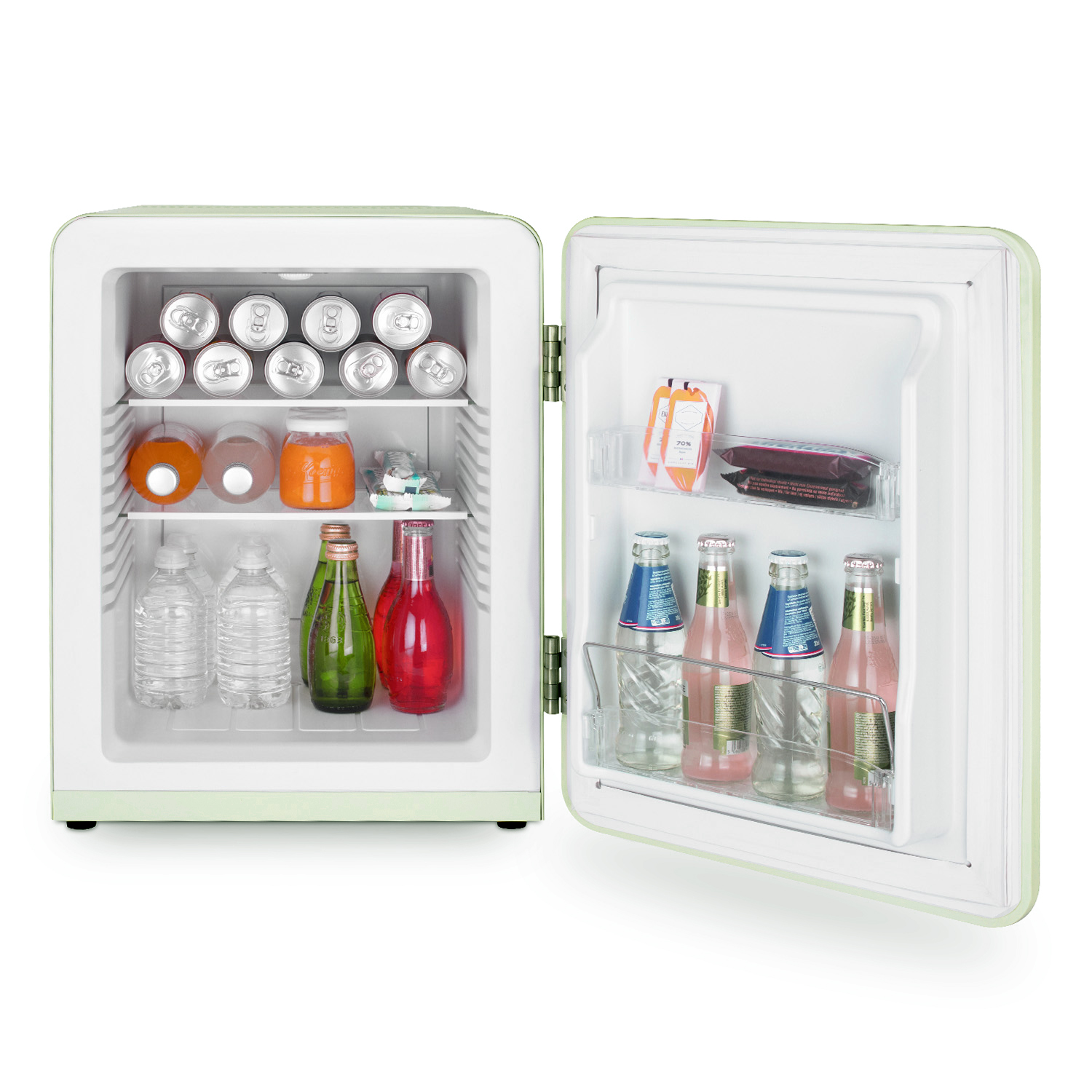 Offener Mini-Kühlschrank mit Getränken: Dosen, Wasserflaschen, Saft und Limonade. Der Kühlschrank ist hellgrün mit weißem Innenraum.