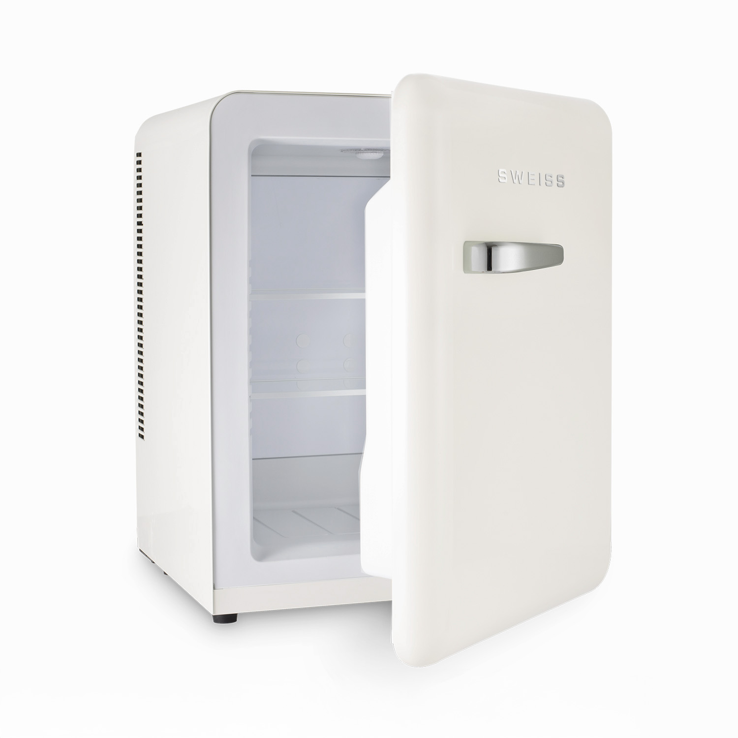 Ein kleiner, cremefarbener Mini-Kühlschrank mit geöffneter Tür. Der Markenname 'Sweiss' ist sichtbar. Der Innenraum hat Regale.
