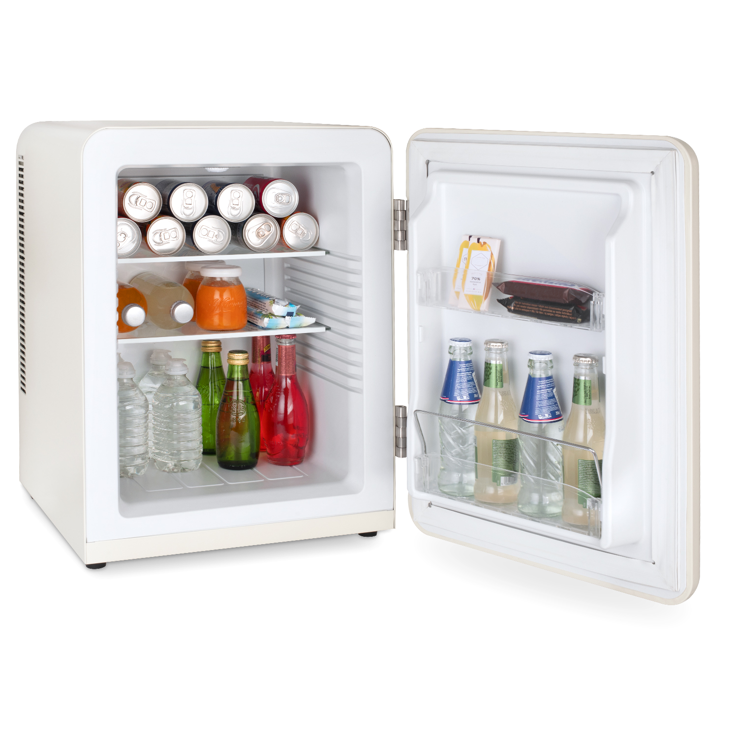 Ein kleiner, offener Kühlschrank. Er enthält Dosen, Wasserflaschen, Saft und andere Getränke. Die Tür ist geöffnet.
