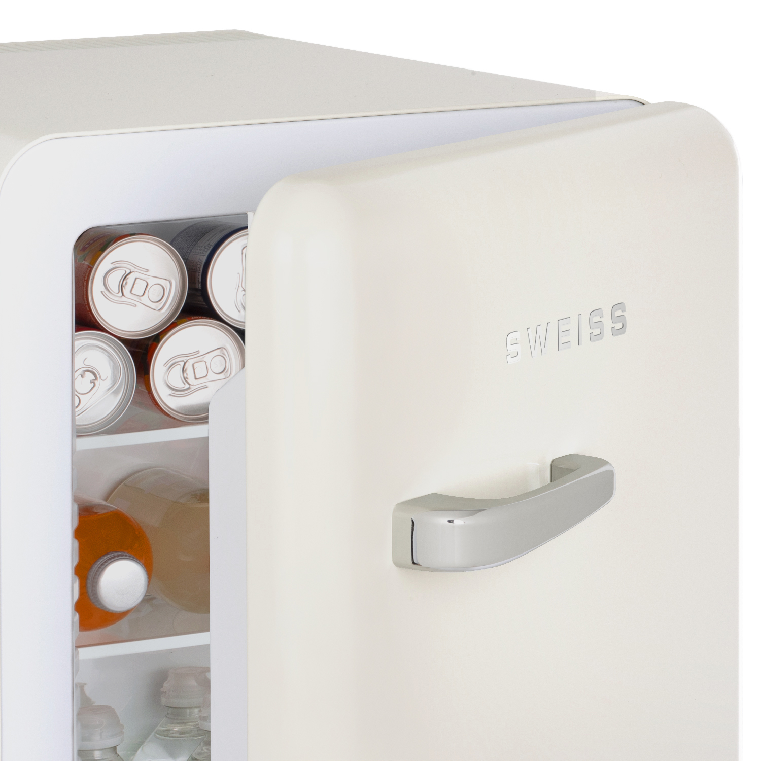 Ein cremefarbener Mini-Kühlschrank ist halb geöffnet und zeigt Getränke. Dosen und Flaschen sind im Inneren. Der Kühlschrank hat einen silbernen Griff.