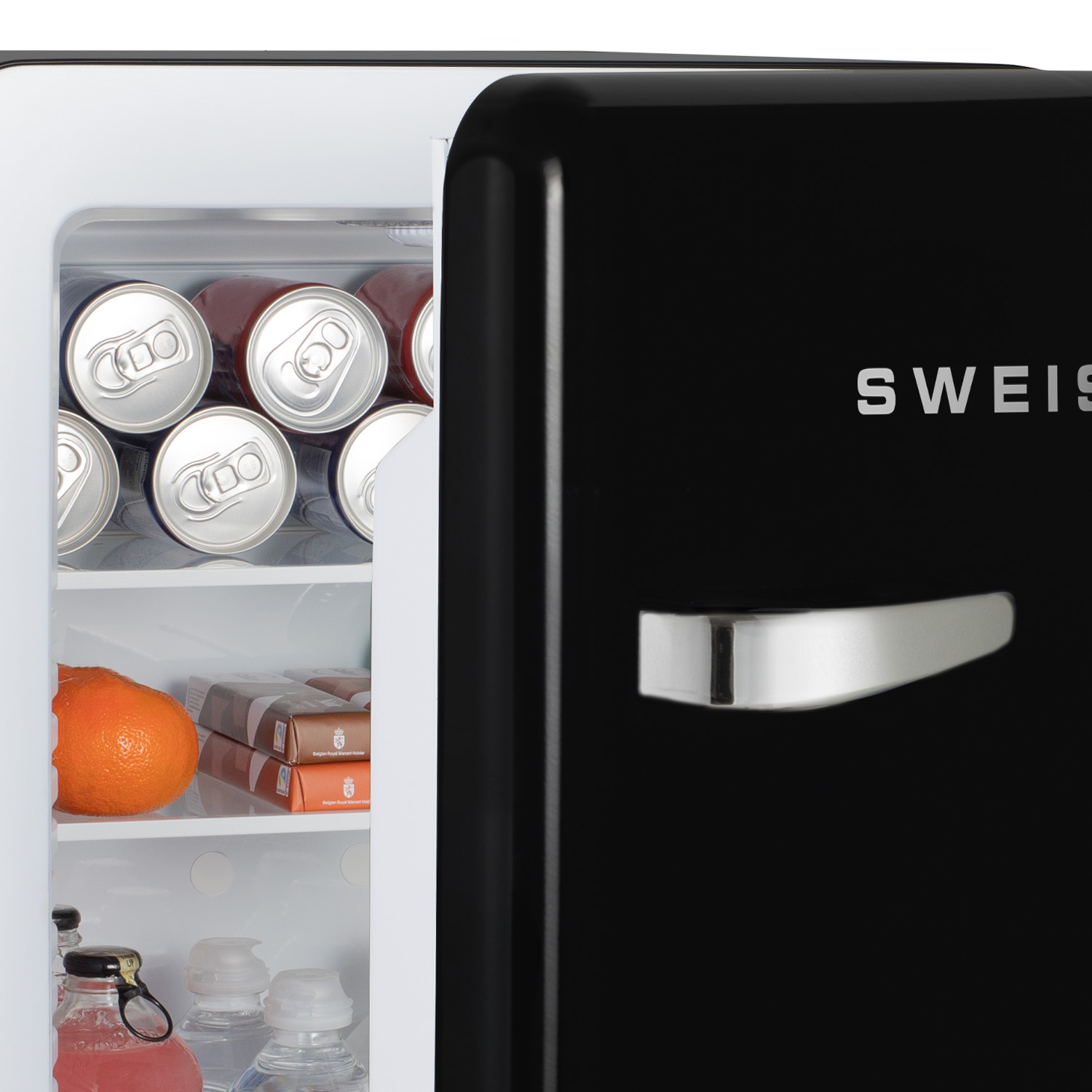 Ein schwarzer Minikühlschrank mit offener Tür, in der sich Limonadendosen, eine Orange und andere Gegenstände befinden.