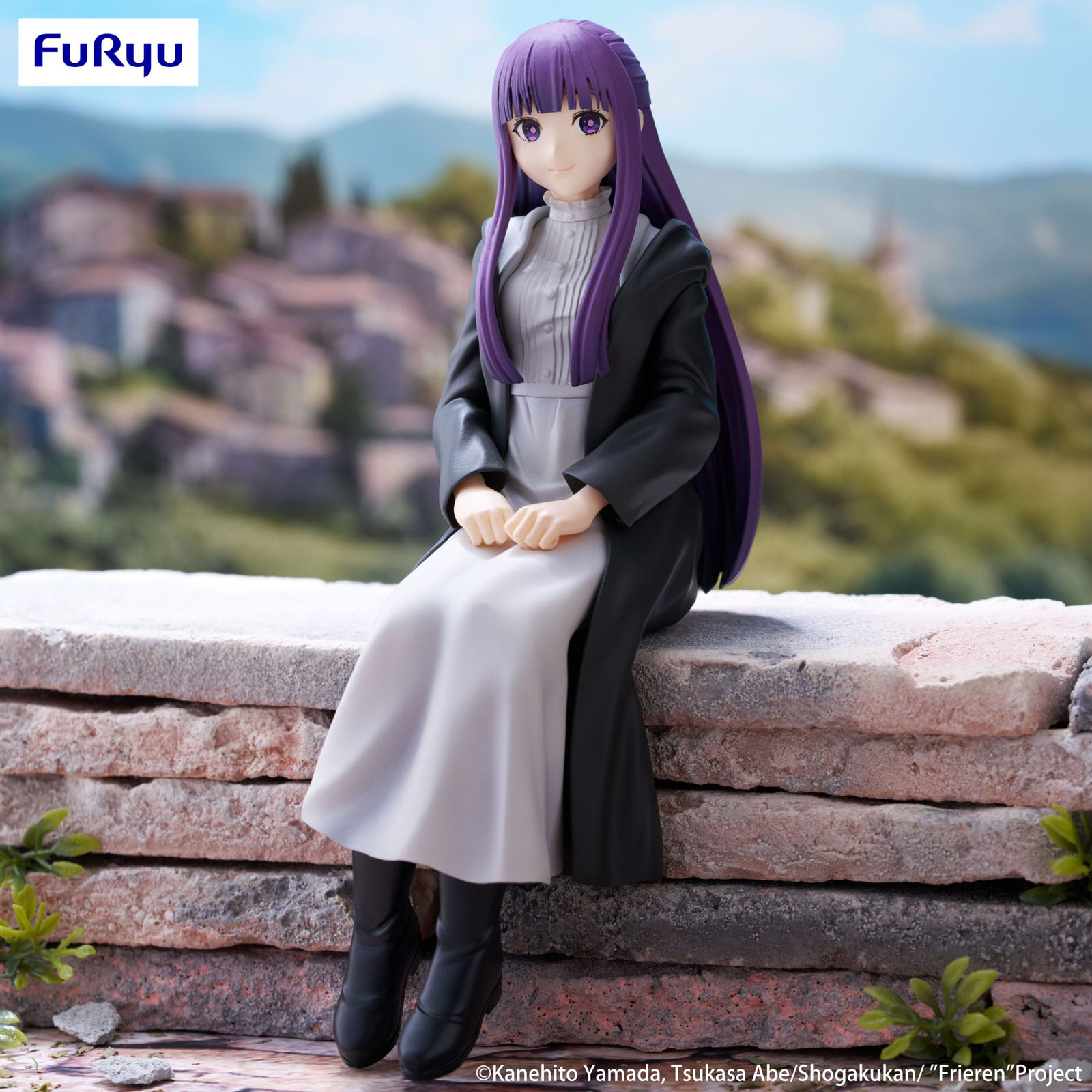 Anime-Figur einer Frau mit lila Haaren, die auf einer Backsteinmauer sitzt und eine Stadt überblickt. Sie trägt einen schwarzen Mantel.