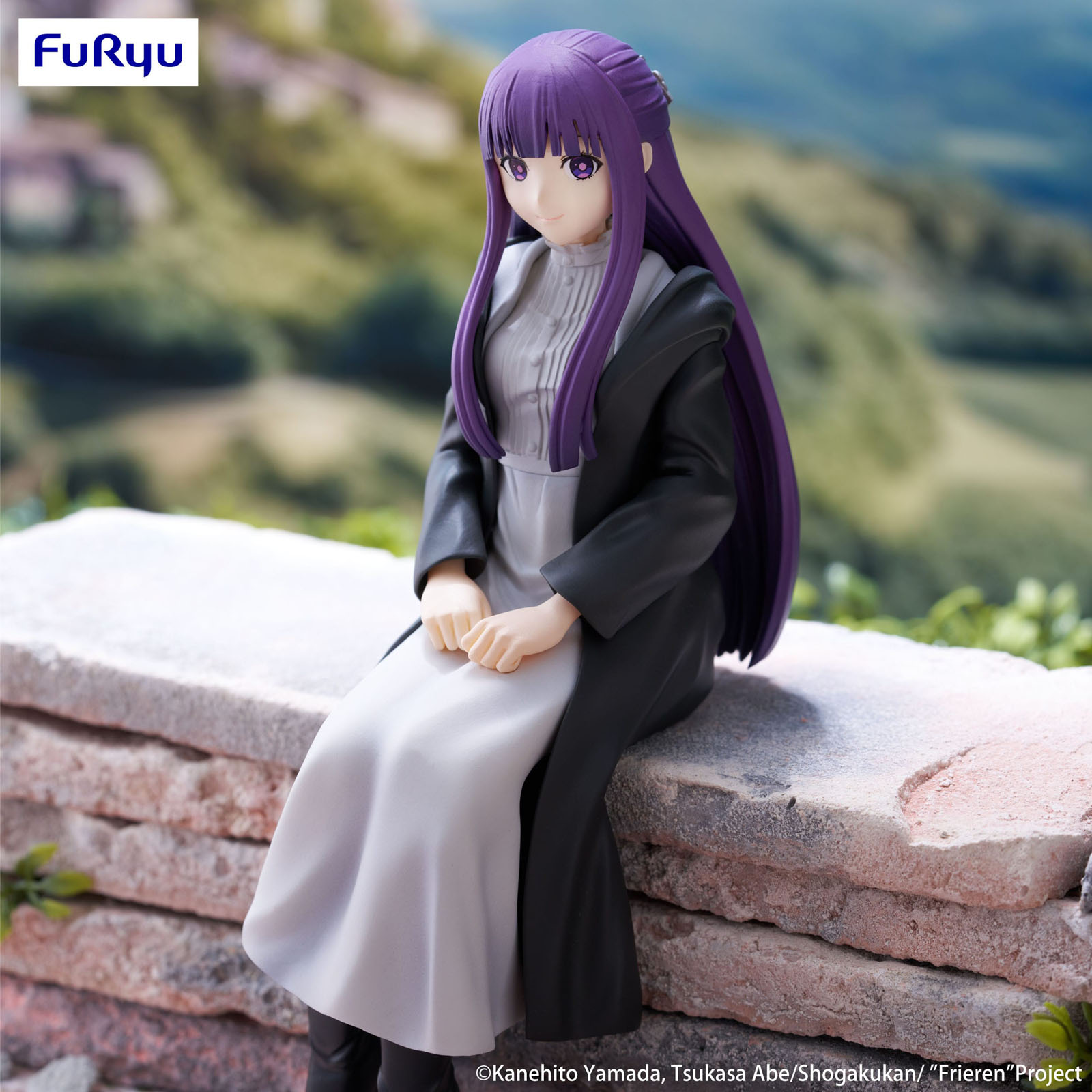 Anime-Figur einer Frau mit lila Haaren, die auf einer Steinmauer sitzt. Grüner Hintergrund.