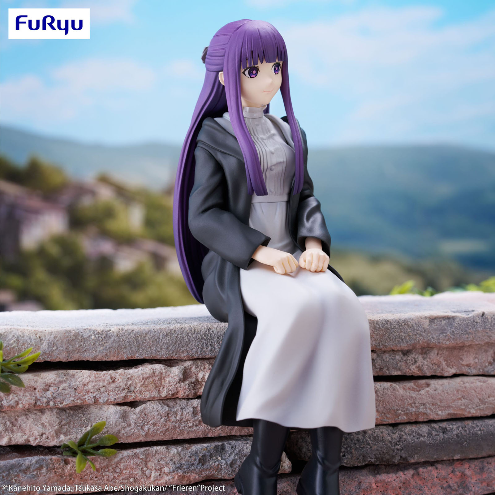 Anime-Figur einer Frau mit lila Haaren, schwarzem Mantel und weißem Kleid, die auf einer Steinmauer sitzt, blauer Himmel im Hintergrund.