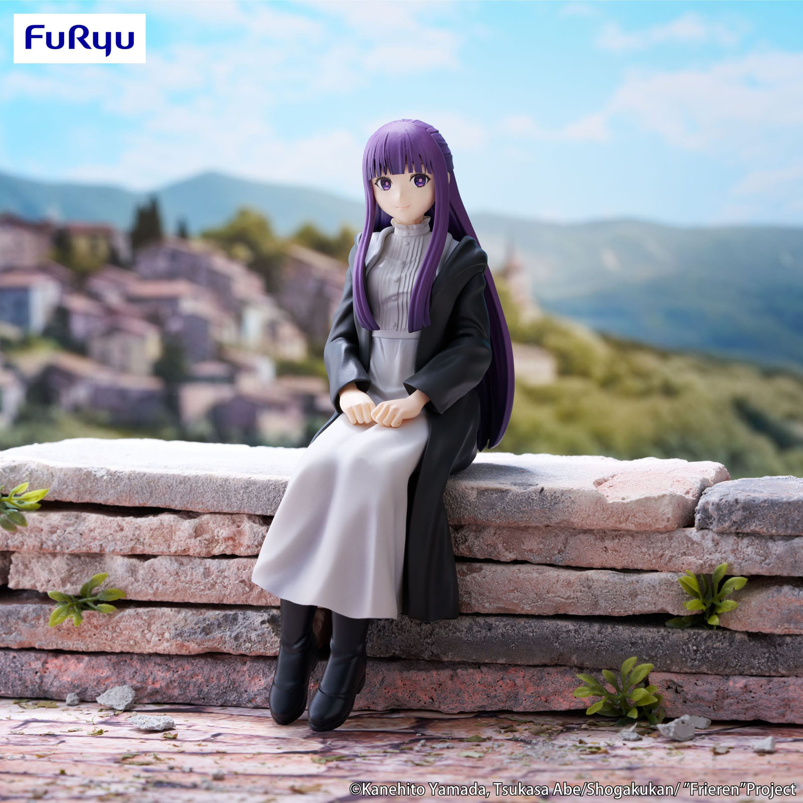 Anime-Figur einer Frau mit lila Haaren, die auf einer Steinmauer sitzt. Im Hintergrund sind Dorf und Berge zu sehen.