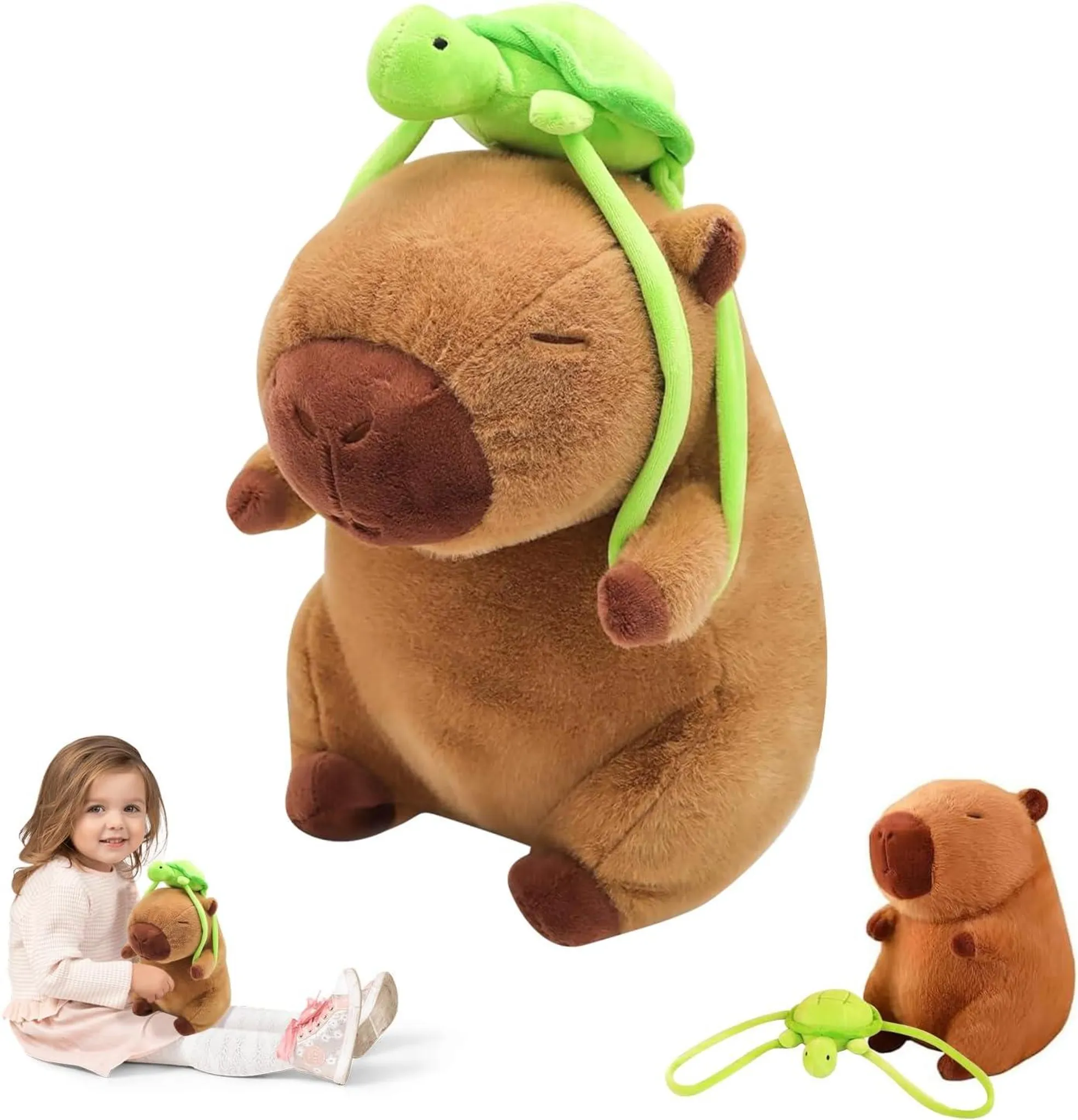 Ein braunes Capybara-Plüschtier mit einer grünen Schildkröte auf dem Kopf. Ein Mädchen hält ein ähnliches Spielzeug. Ein weiteres Spielzeug liegt am Boden.