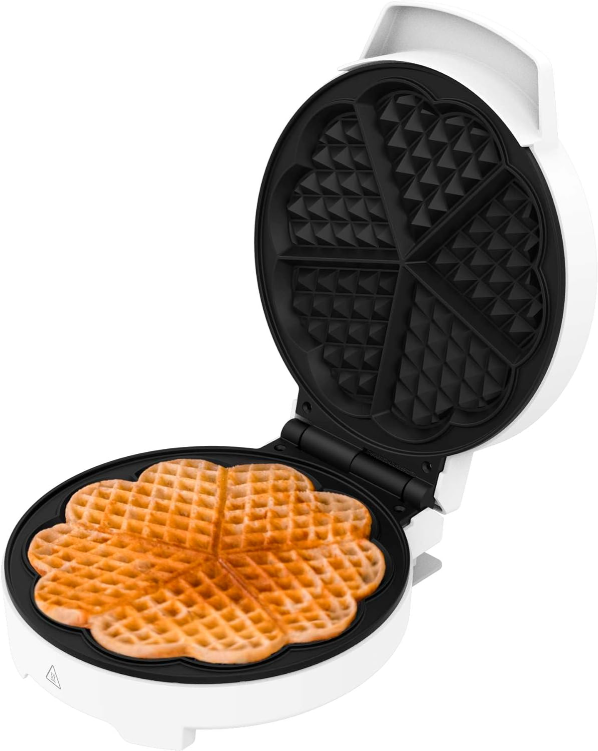 Una macchina per waffle bianca è aperta, con un waffle a forma di cuore all'interno. La parte superiore è aperta, mostrando il motivo.