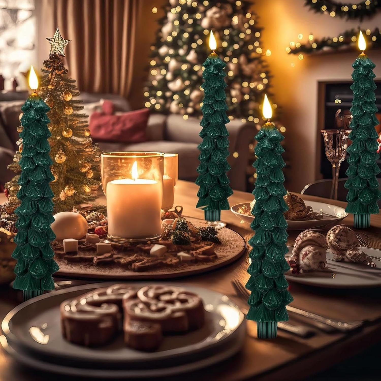 Festliche Tischdekoration mit baumförmigen Kerzen, Tellern mit Essen und einem Weihnachtsbaum im Hintergrund.