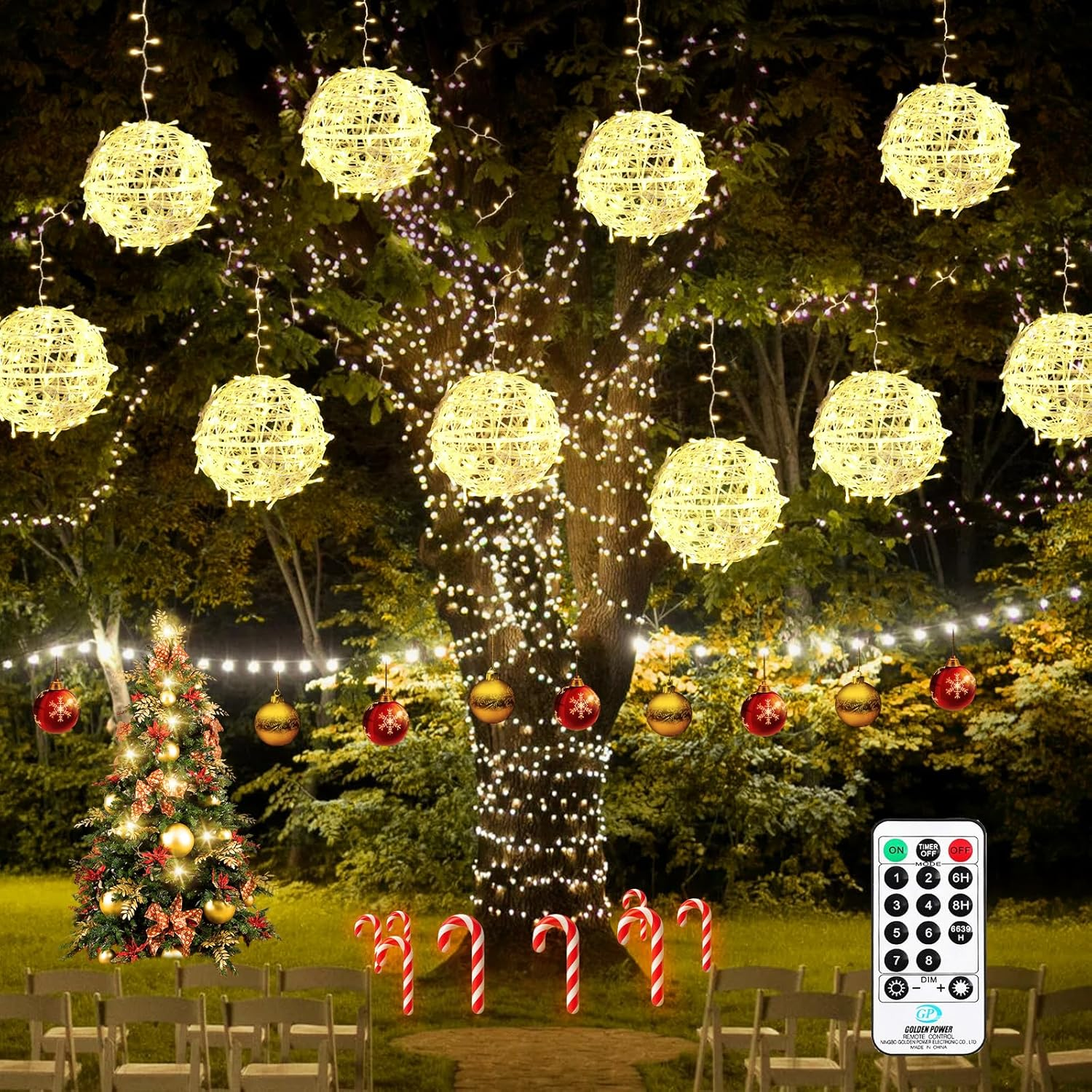 Ein geschmückter Weihnachtsbaum und Lichter hängen in einem Baum. Es gibt Zuckerstangen und Stühle. Eine Fernbedienung ist sichtbar.