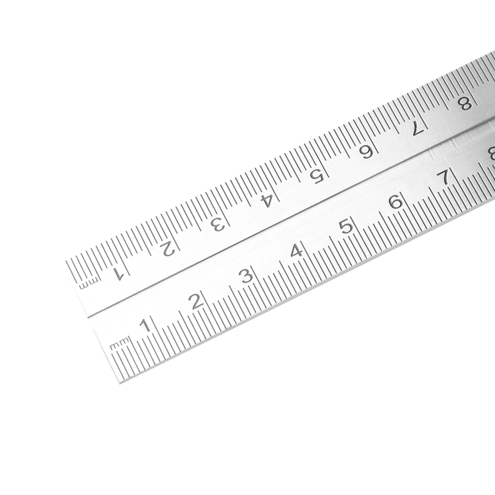 Zwei Metalllineale sind vor einem weißen Hintergrund abgewinkelt. Jedes ist mit Zahlen und Linien zur Messung versehen.