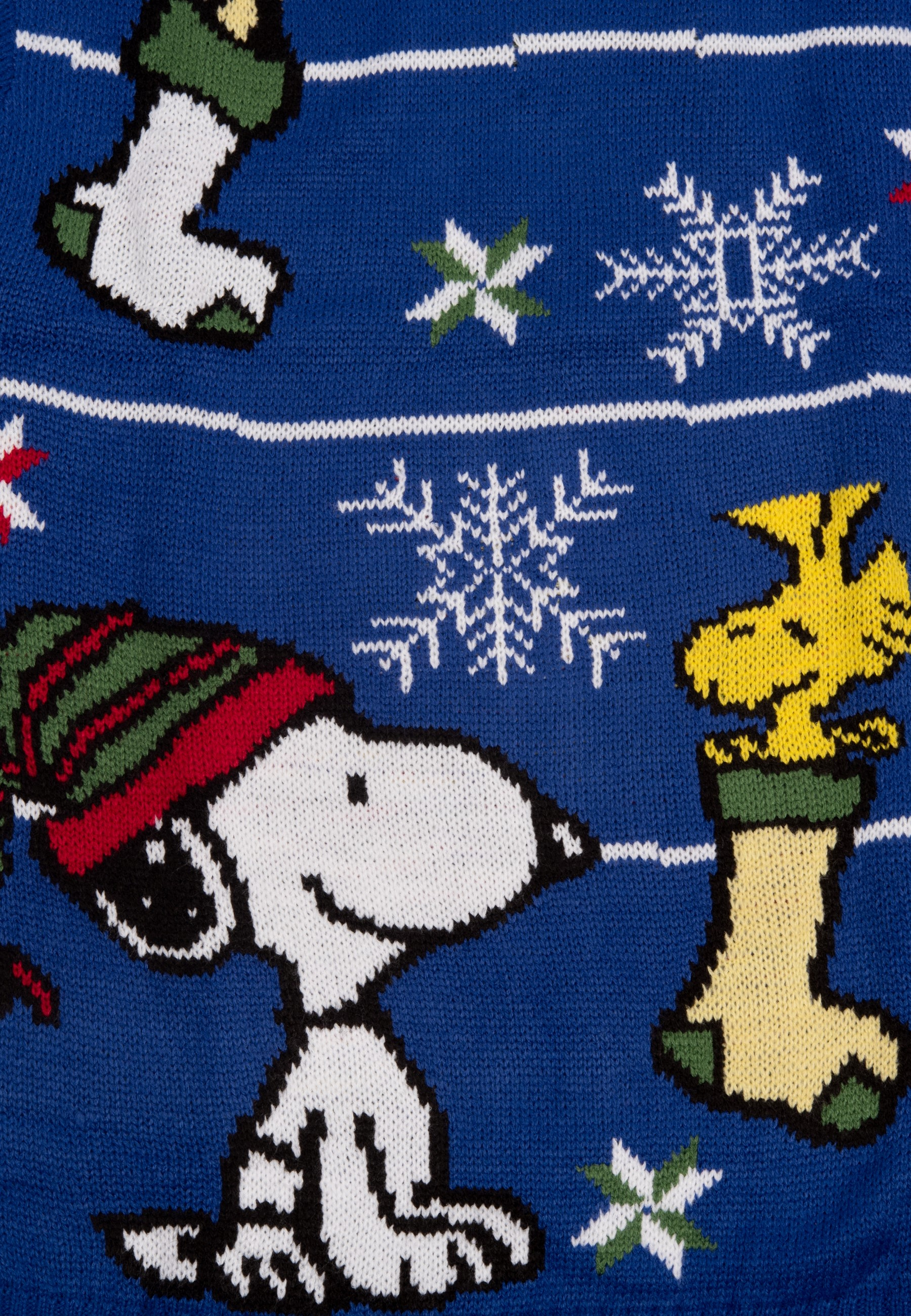 Blauer Strickpullover mit Snoopy, Woodstock, Schneeflocken und Weihnachtsstrümpfen. Rote, grüne, gelbe und weiße Farben.