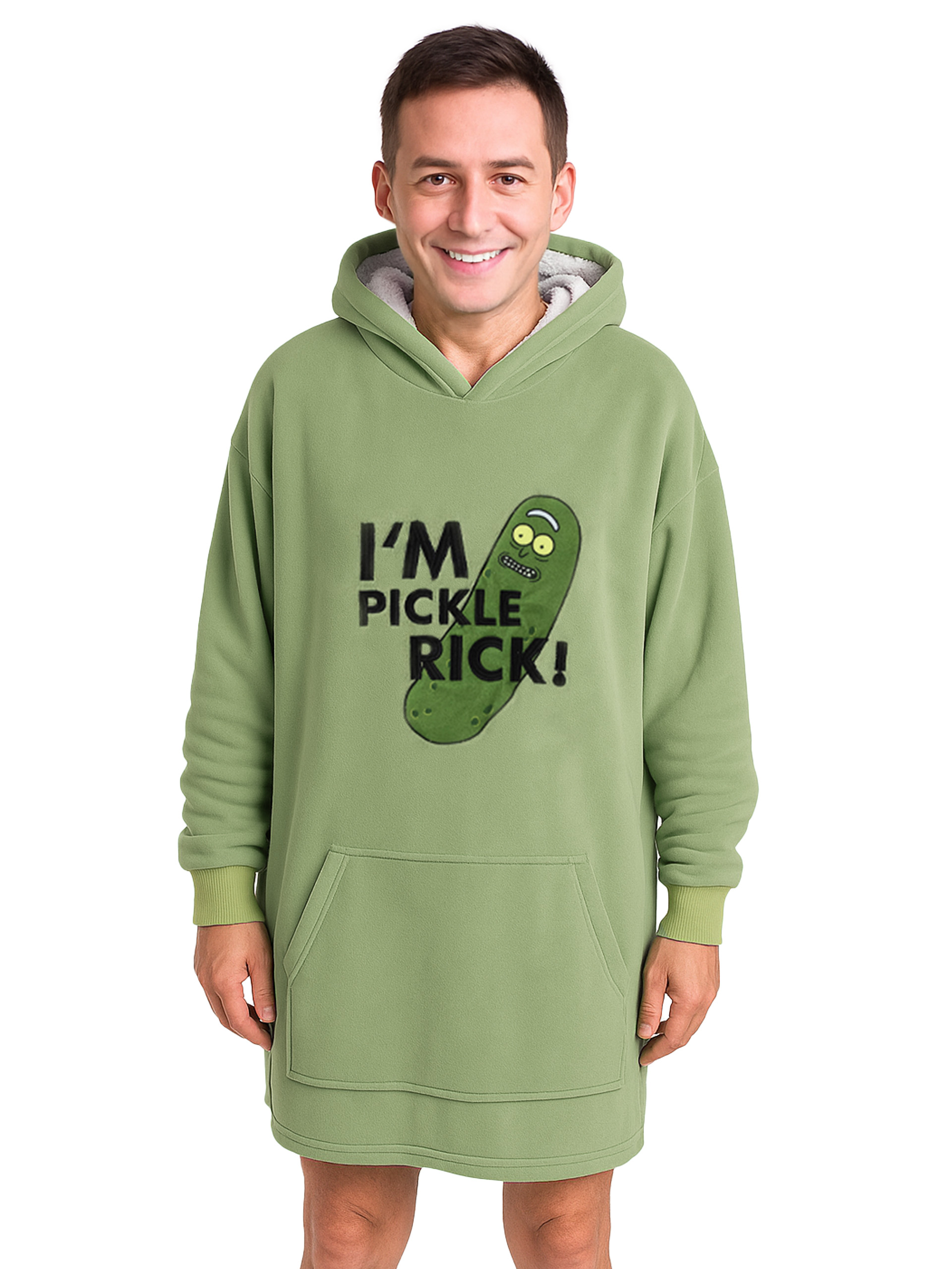 Ein Mann in einem grünen Kapuzenpullover mit Pickle-Rick-Design lächelt. Der Hoodie hat eine Tasche. Weißer Hintergrund.