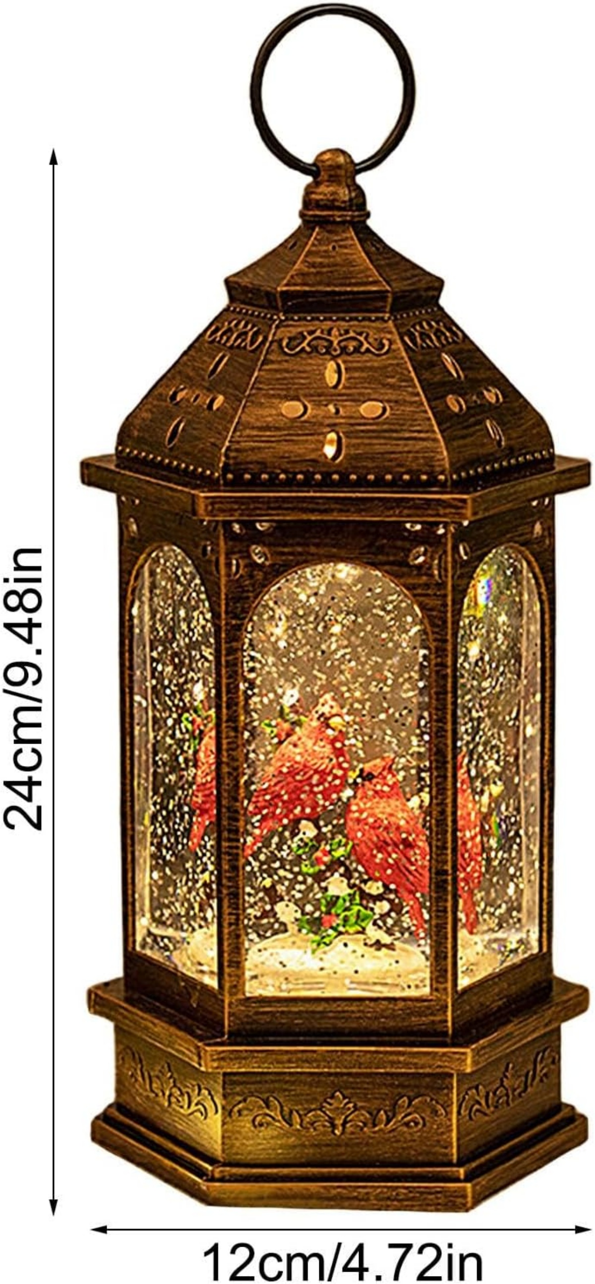 Eine dekorative bronzefarbene Laterne mit roten Vögeln in einer Schneekugel. Abmessungen: 24 cm/9,48 Zoll hoch und 12 cm/4,72 Zoll breit.