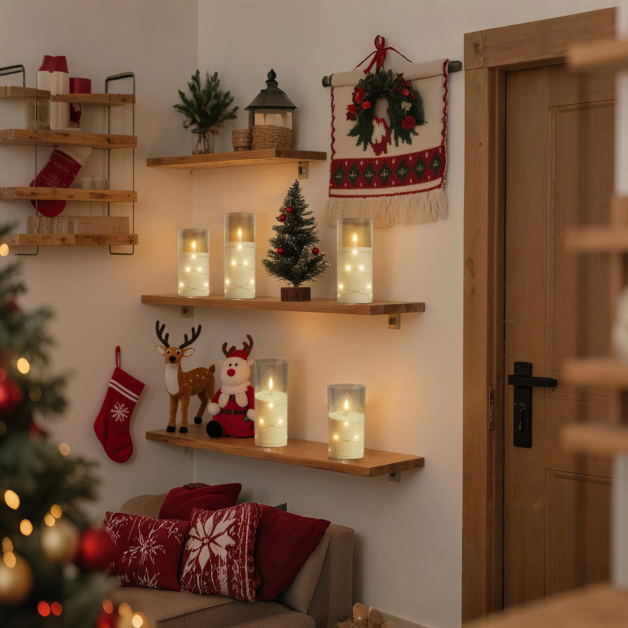 Ein Raum mit Weihnachtsdekoration, darunter Regale mit Kerzen, ein Kranz und ein Weihnachtsbaum.