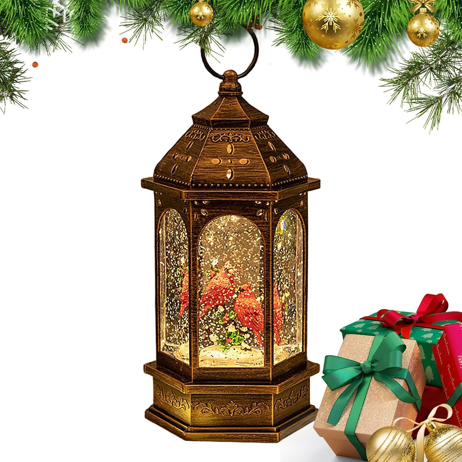 Eine dekorative bronzefarbene Laterne mit roten Vögeln im Inneren, umgeben von Schnee. Weihnachtsornamente und Geschenke sind ebenfalls vorhanden.